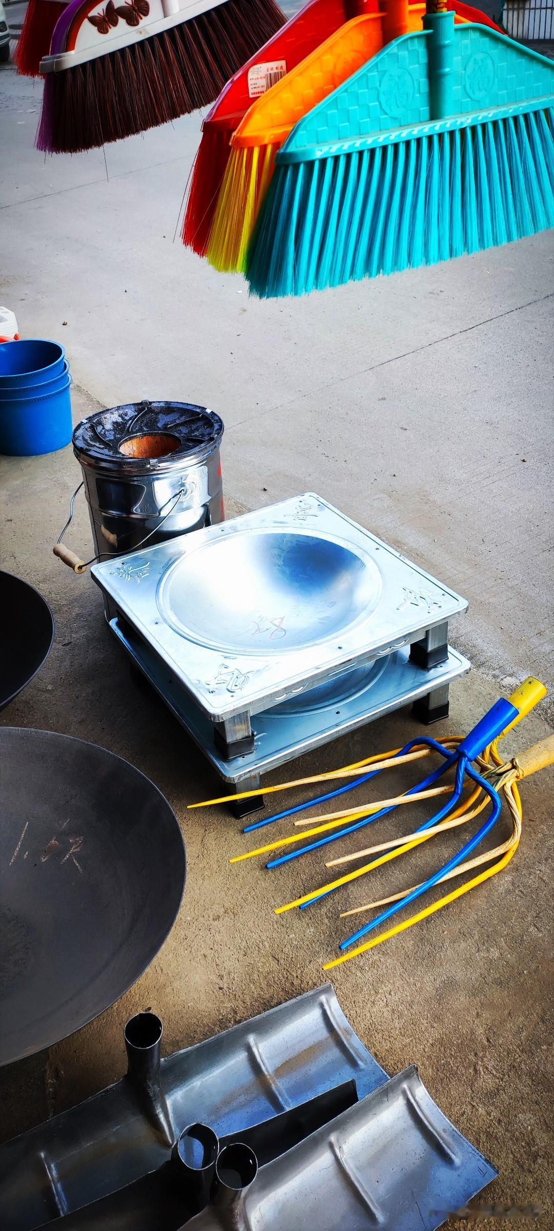 冬日生活打卡季五金铺里兜售的火盆，猜猜多少钱一个？嘿嘿，老板在火盆里用粉笔写着2