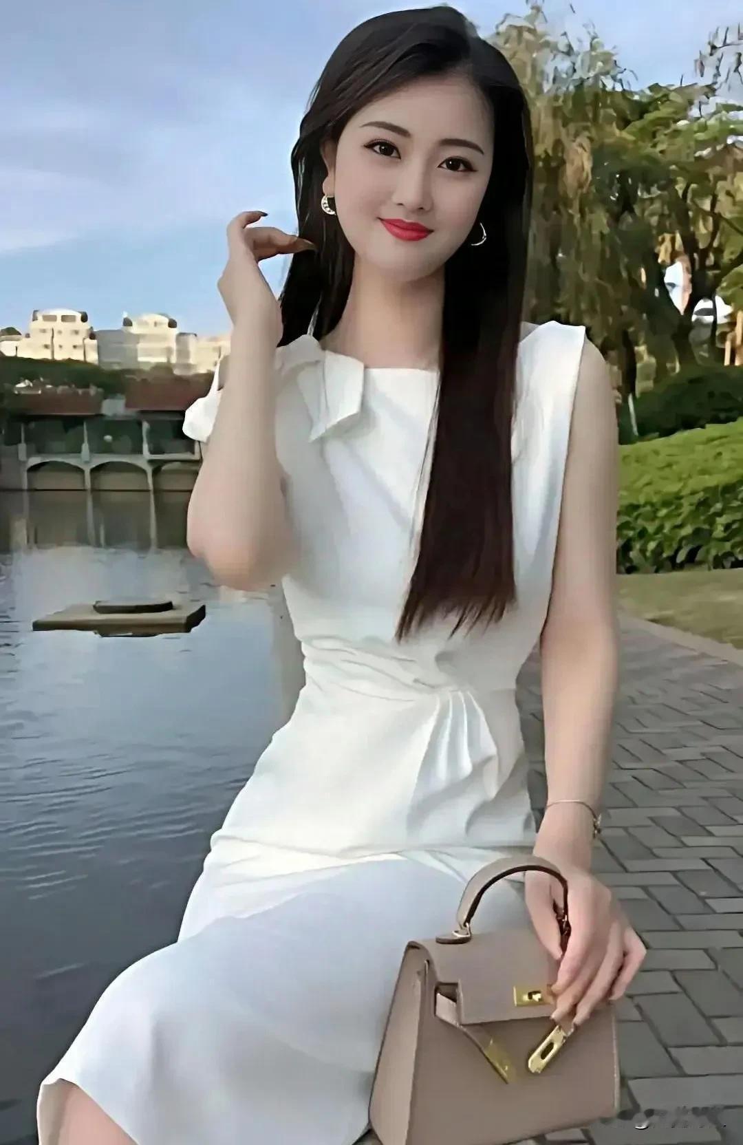 古风·丽人行（之二）
文/无冕诗人

摩登女子步街衢，秀发飞扬意态殊。 
紧身衣