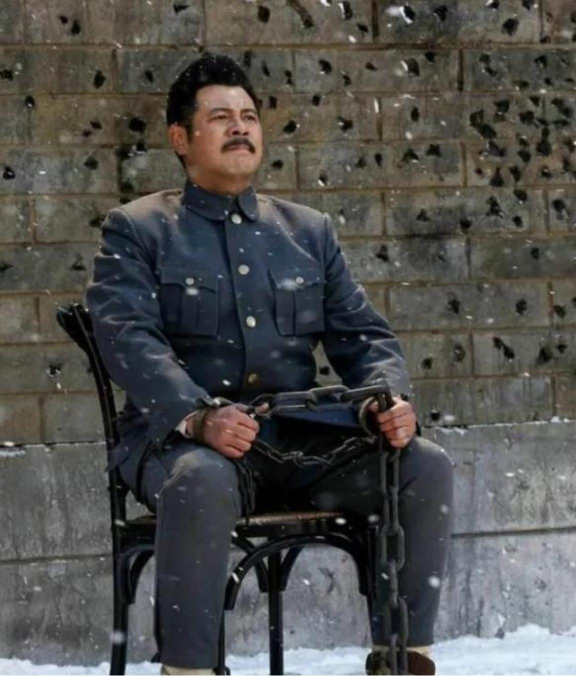 吉鸿昌被枪决以后，他的妻子胡红霞卖掉所有的资产赎回了尸体，却发现丈夫口袋中有个纸