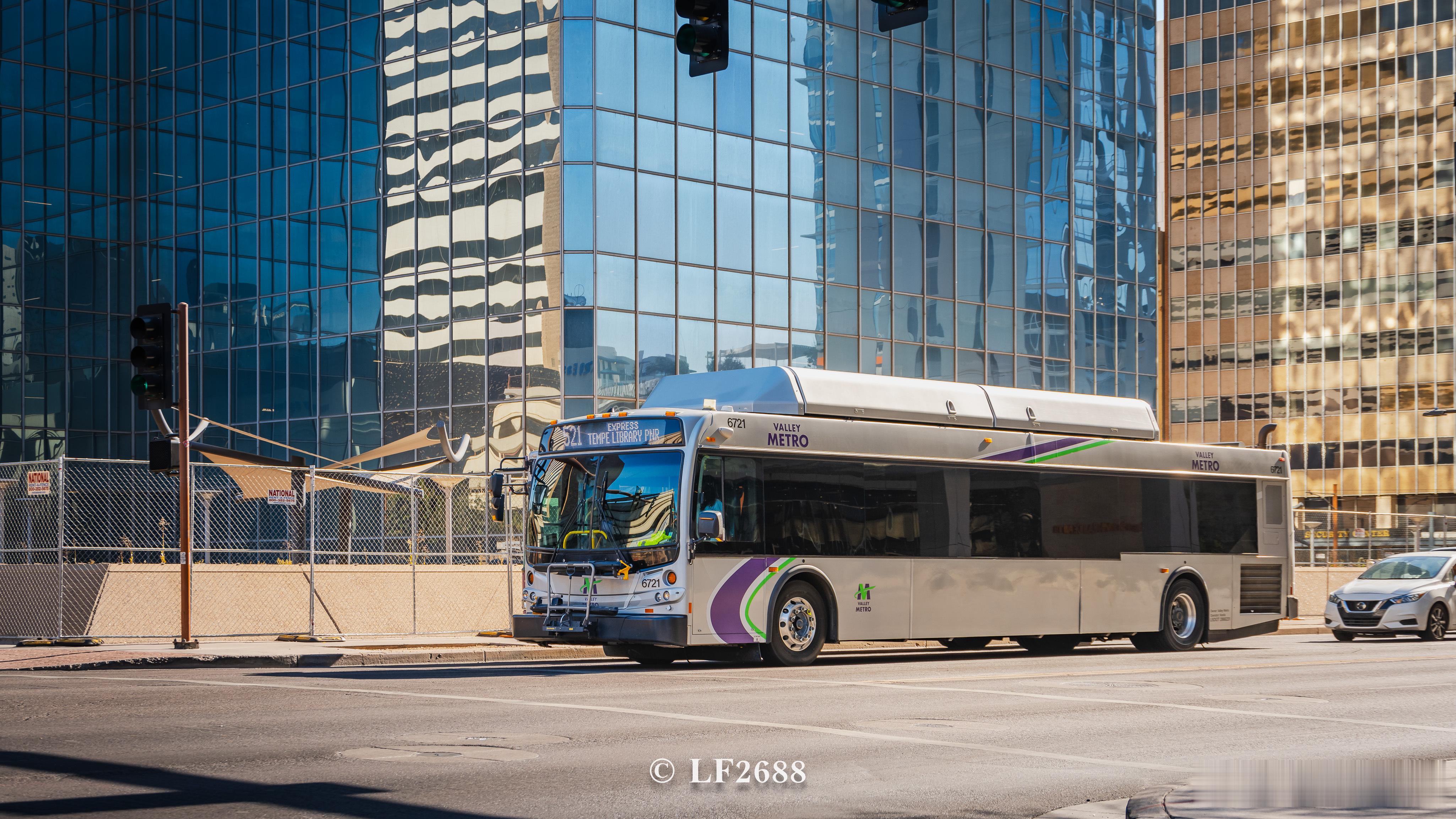 菲尼克斯521路巴士，方向南坦佩。车型为新飞 New Flyer C40LFR，