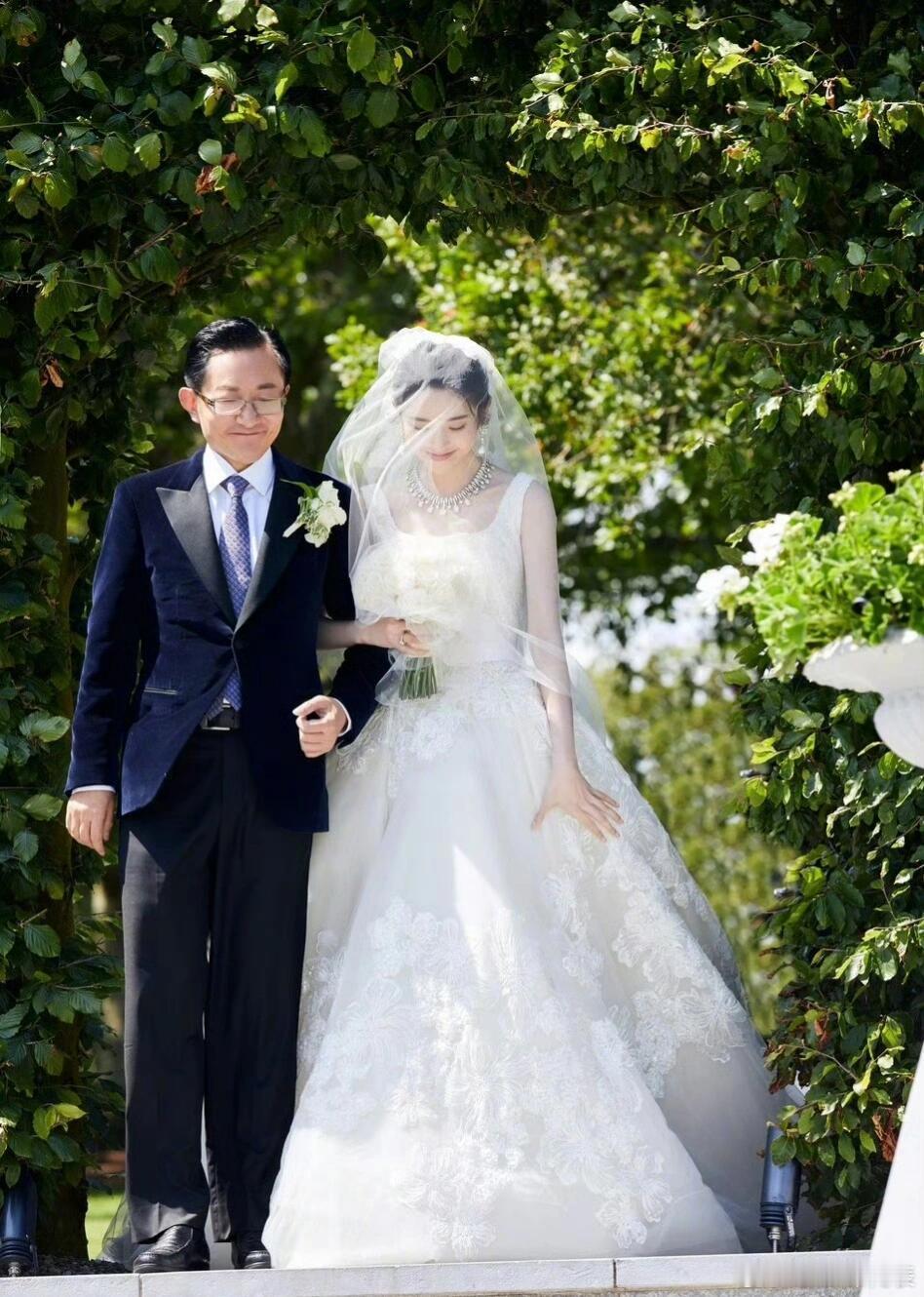 #张若昀父母均没有出席儿子婚礼#我就说奇怪嘛，张若昀结婚他父母竟然都没有现身，后