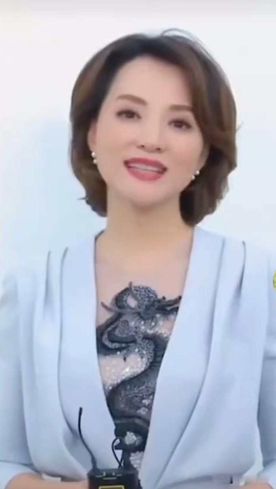看完董卿的国庆祝福视频，终于懂了什么是真正的岁月不败书香
 
国庆刷到董卿一段祝