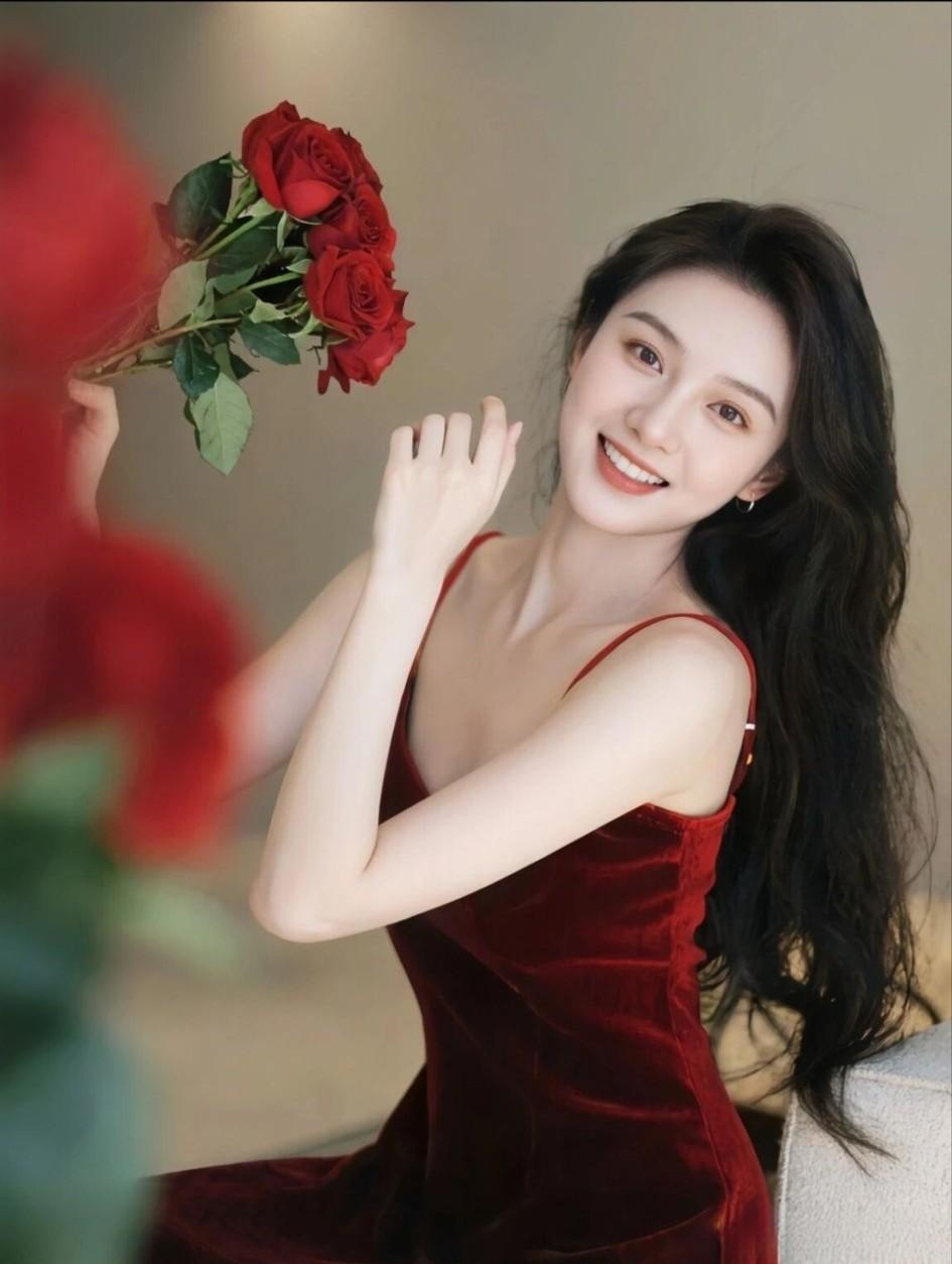 红裙少女笑盈盈，带刺玫瑰映芳容。晒图笔记大赛 分享你见闻过的绝色美人！