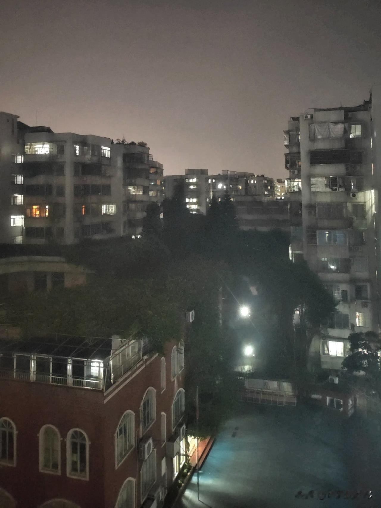 看着这片老小区的夜景，突然有点感慨。
城市很大，无数普通人在这里扎根。

这些亮