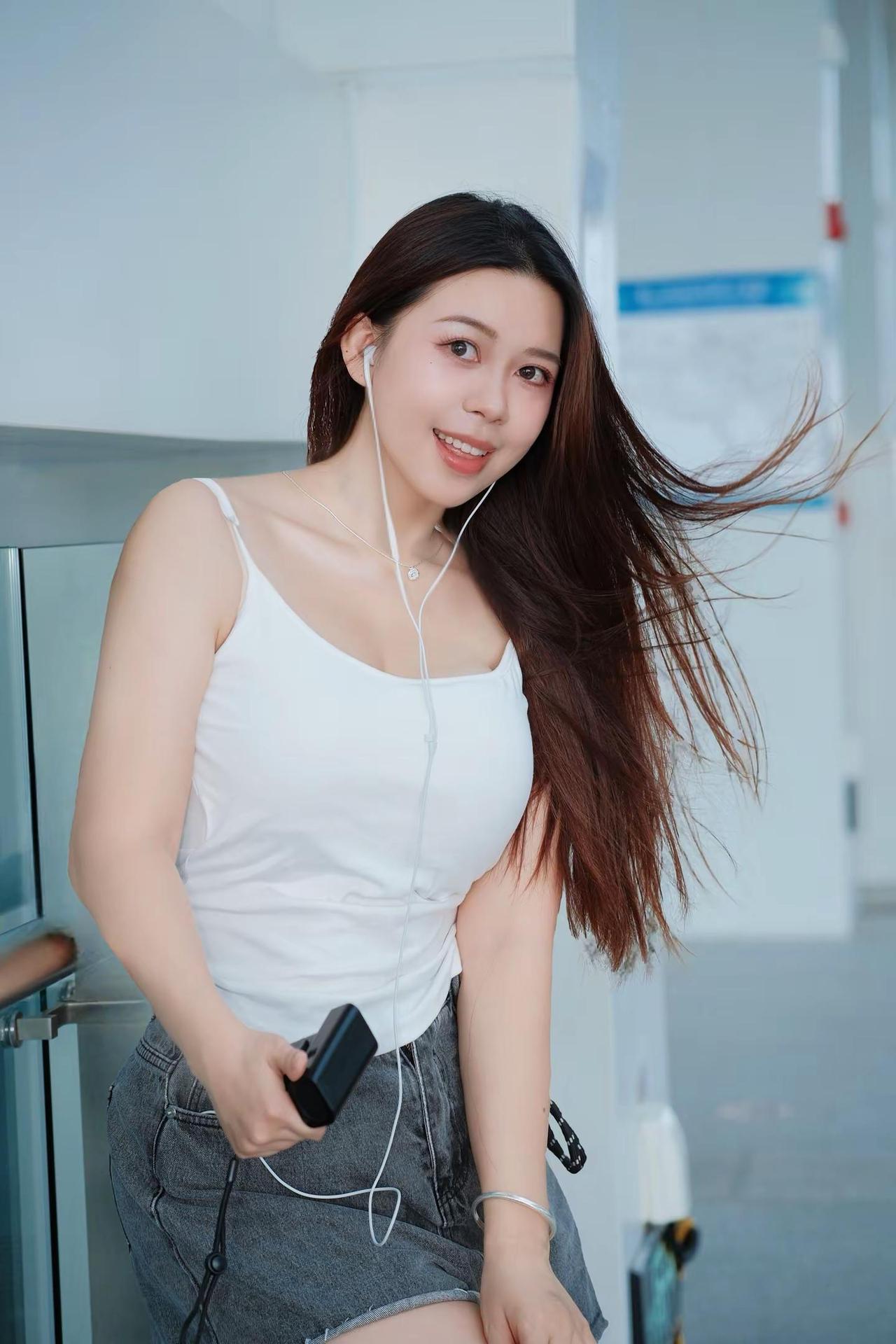不是约定要一起走的吗 怎么你先跟别人离开了呢130斤微胖穿搭