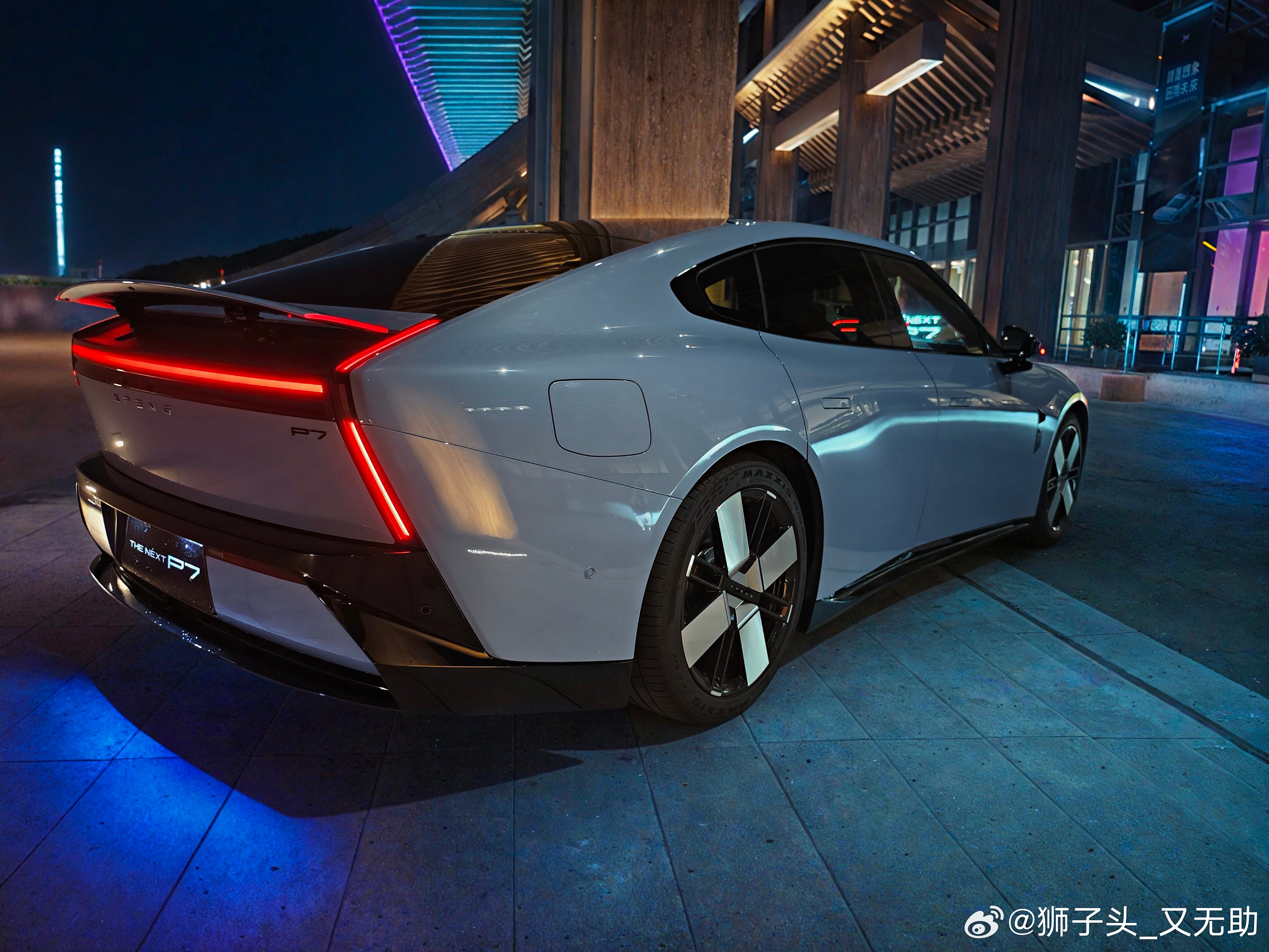 今天晚上嘴馋下班了去买炸猪排吃，车就停路边了。出来的时候，正好有三个妹子一起出来