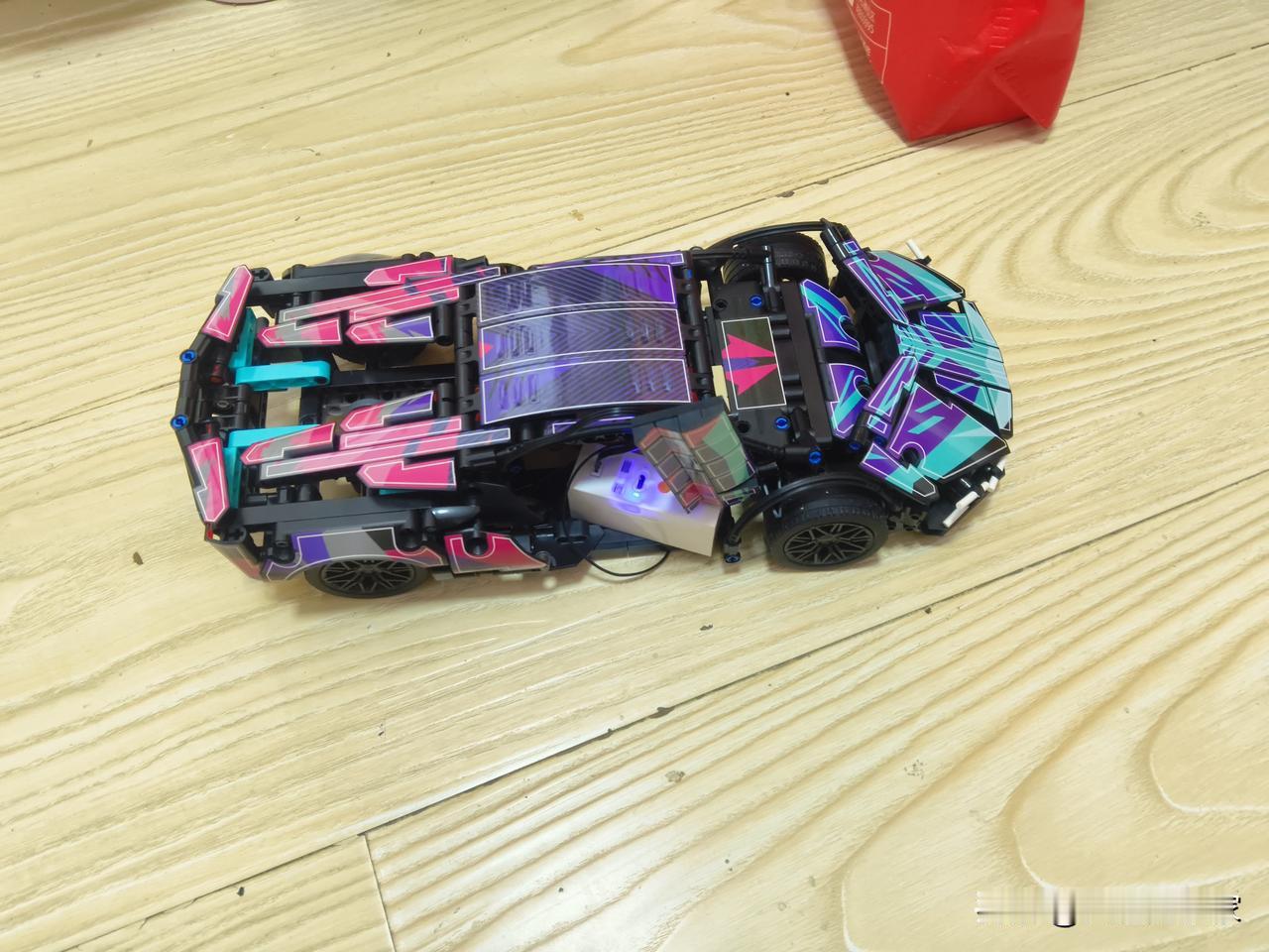 我妈最近在我们小区帮一对两口子看孩子，这孩子平时去托管班，托管班到点下班了没人接