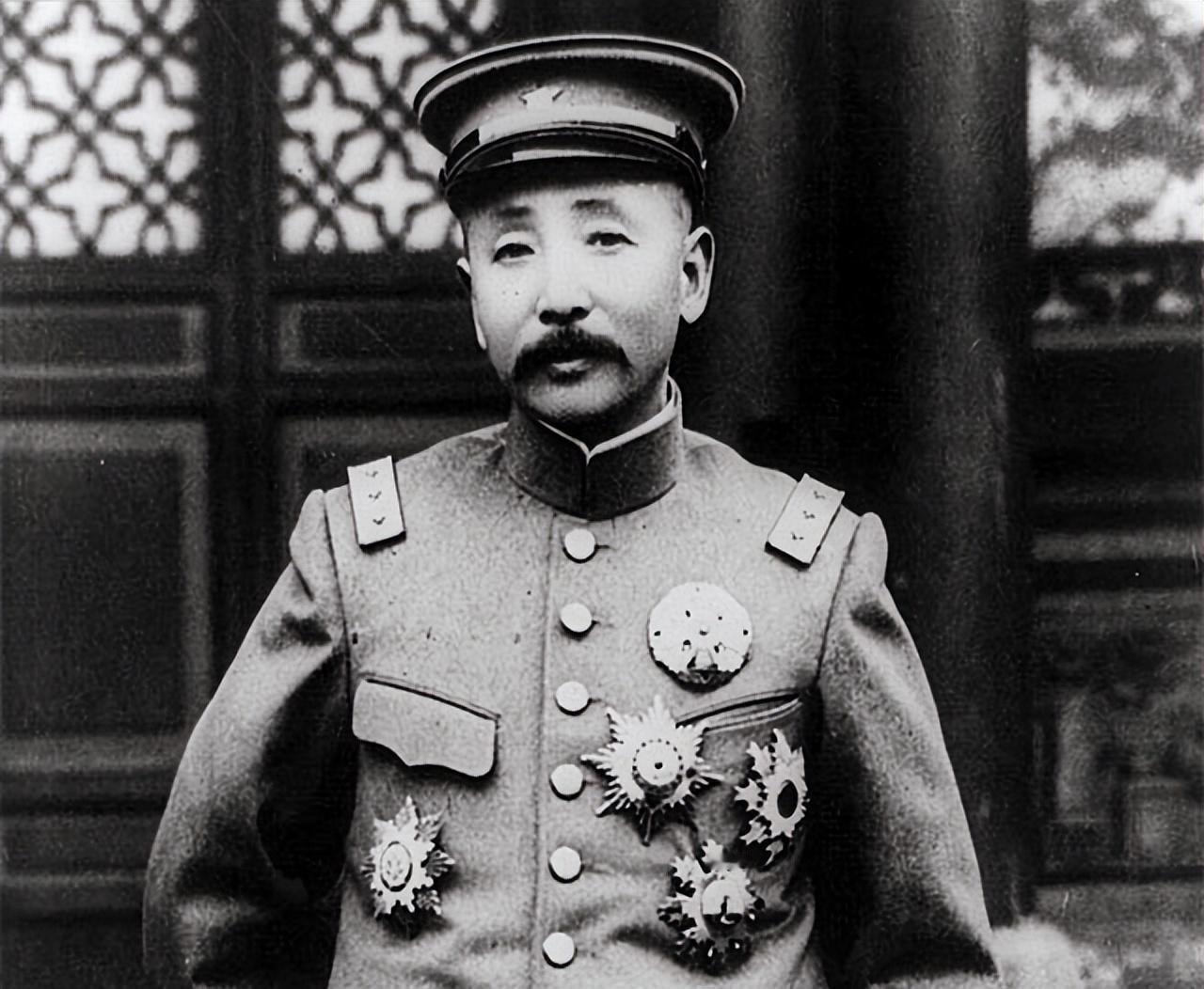 一晚，落难的溥仪来到张作霖家，一见到溥仪到来，张作霖抢先几步，噗咚跪在地上，一个