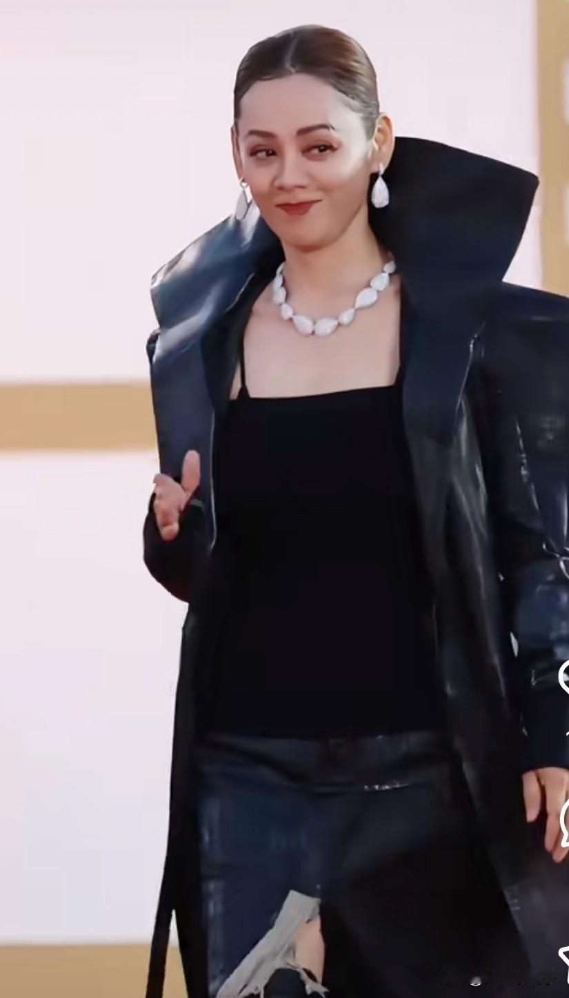 真没想到，一向霸气的宁静，44岁就栽在了更年期这道坎上。

当年录节目，她穿着大