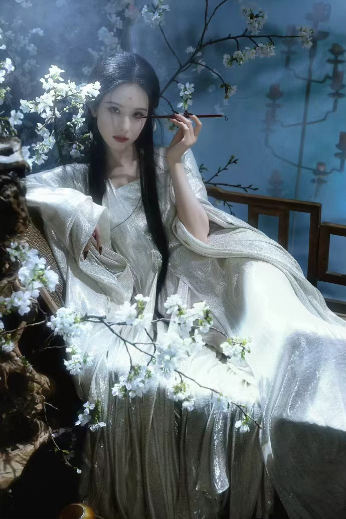 夏弃疾晒拍的陈都灵陈都灵雾里生月中来 陈都灵雾里生月中来，夏弃疾晒拍的陈都灵吗，