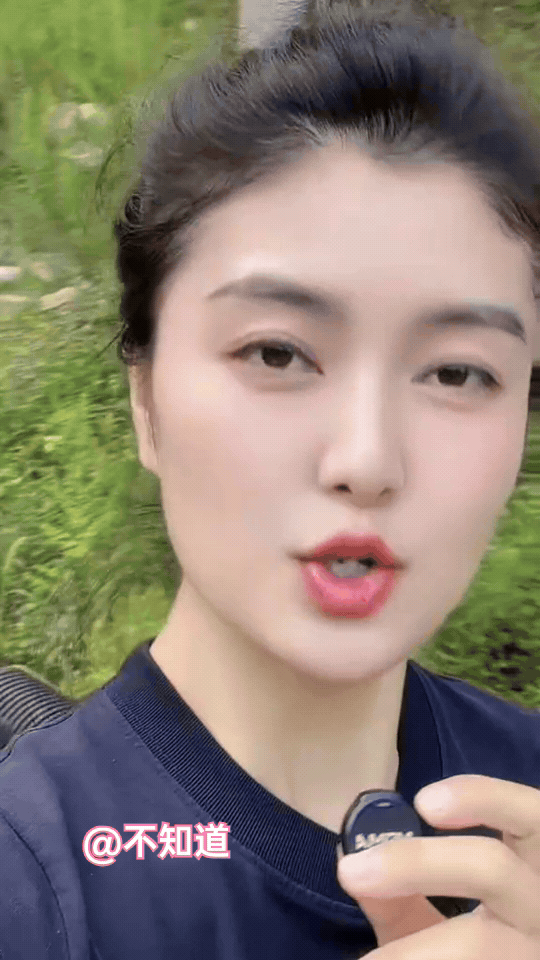 这么迷人
她讲了啥
已经不重要了
反正大家都没听到