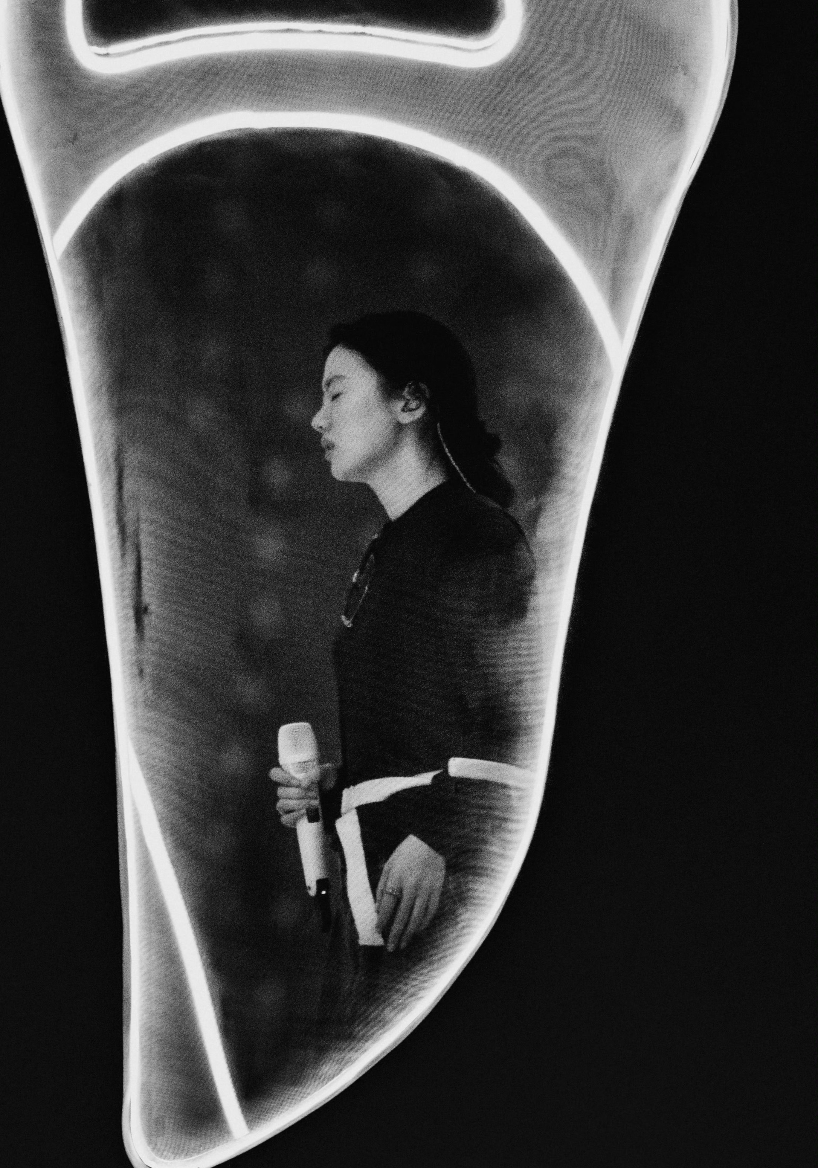 单依纯 舞娘靠翻唱的歌手是不会长久的，李荣浩这次爆发，对于单依纯也是个好事儿，赶