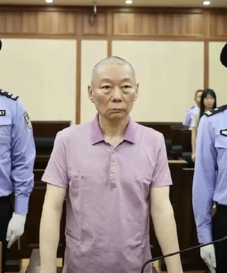 被抓后，判若两人！！老了起码40岁，中国邮政上海分公司原总经理，从前温文尔雅，成