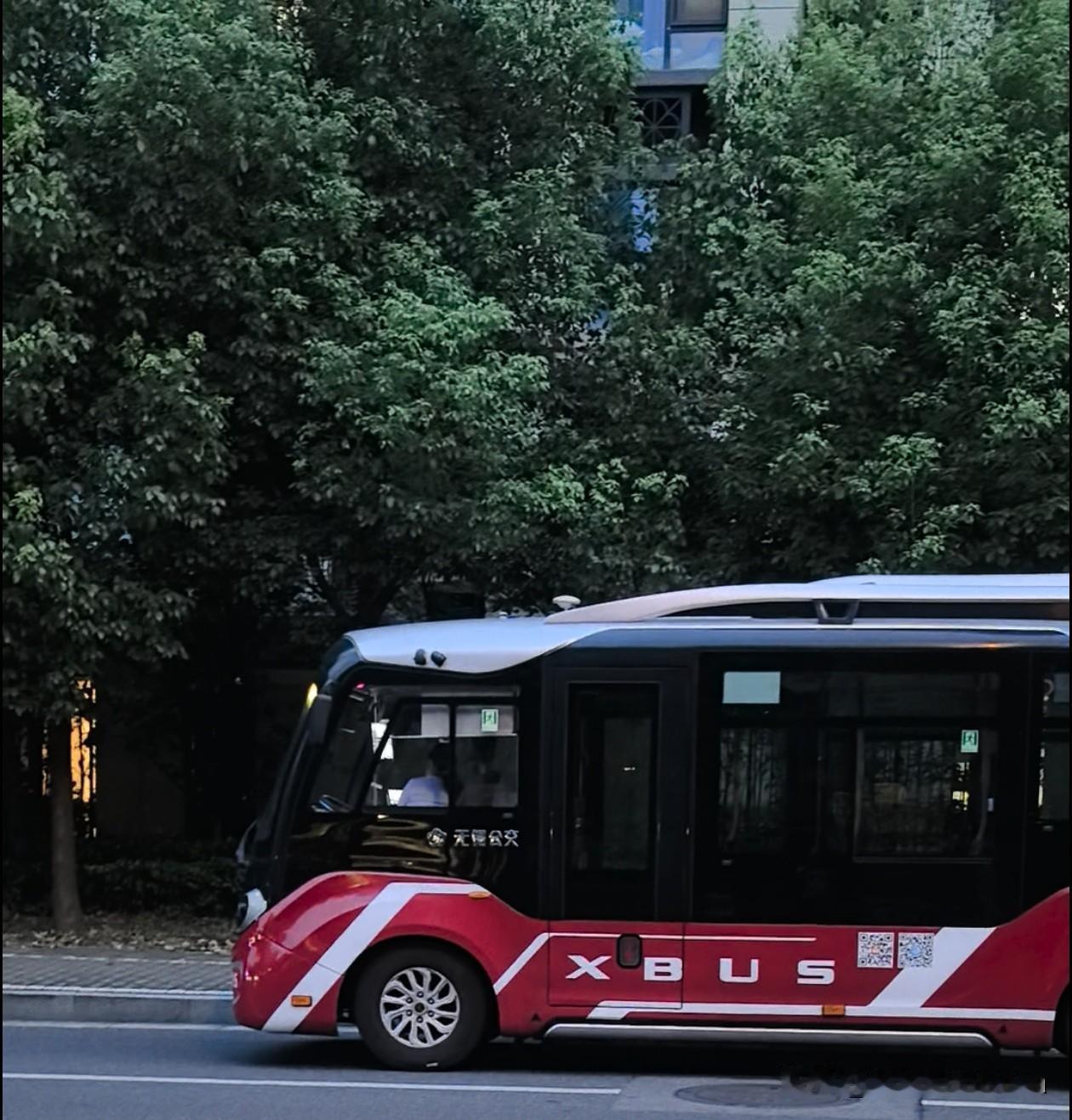 晚饭过后，带着宝宝走出小区散步，顺路去奥乐齐逛一逛。
走出小区大门，我们一眼看到