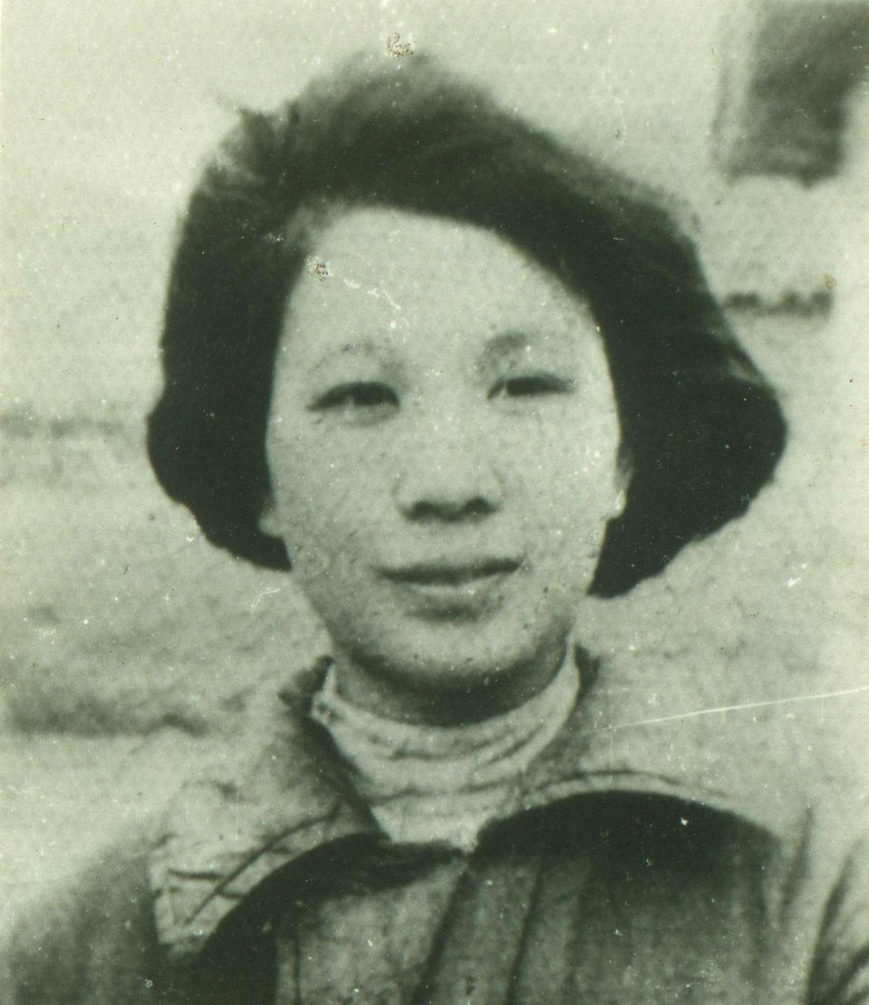 1961年，一位年仅13岁的小学生填写履历表时，当涉及到父母一栏时，她却被老师突