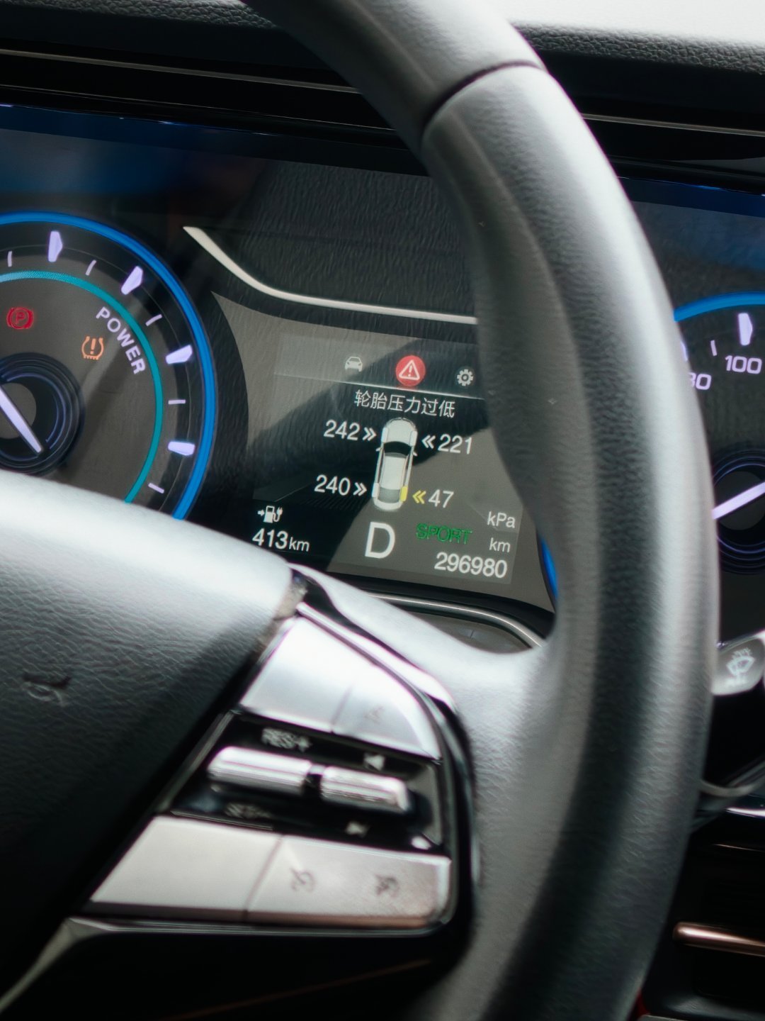 早上打个车去机场。看着快到了，司机说车胎没气了[傻眼]下来充气，半天没反应，他说