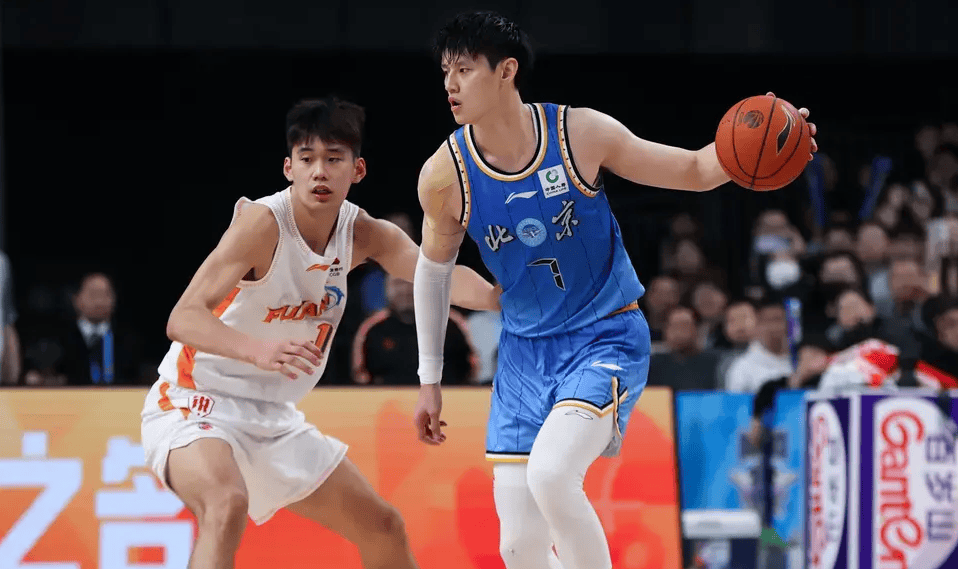 曾凡博：大家没有放弃&把比赛拿下来了，希望后面的比赛加油