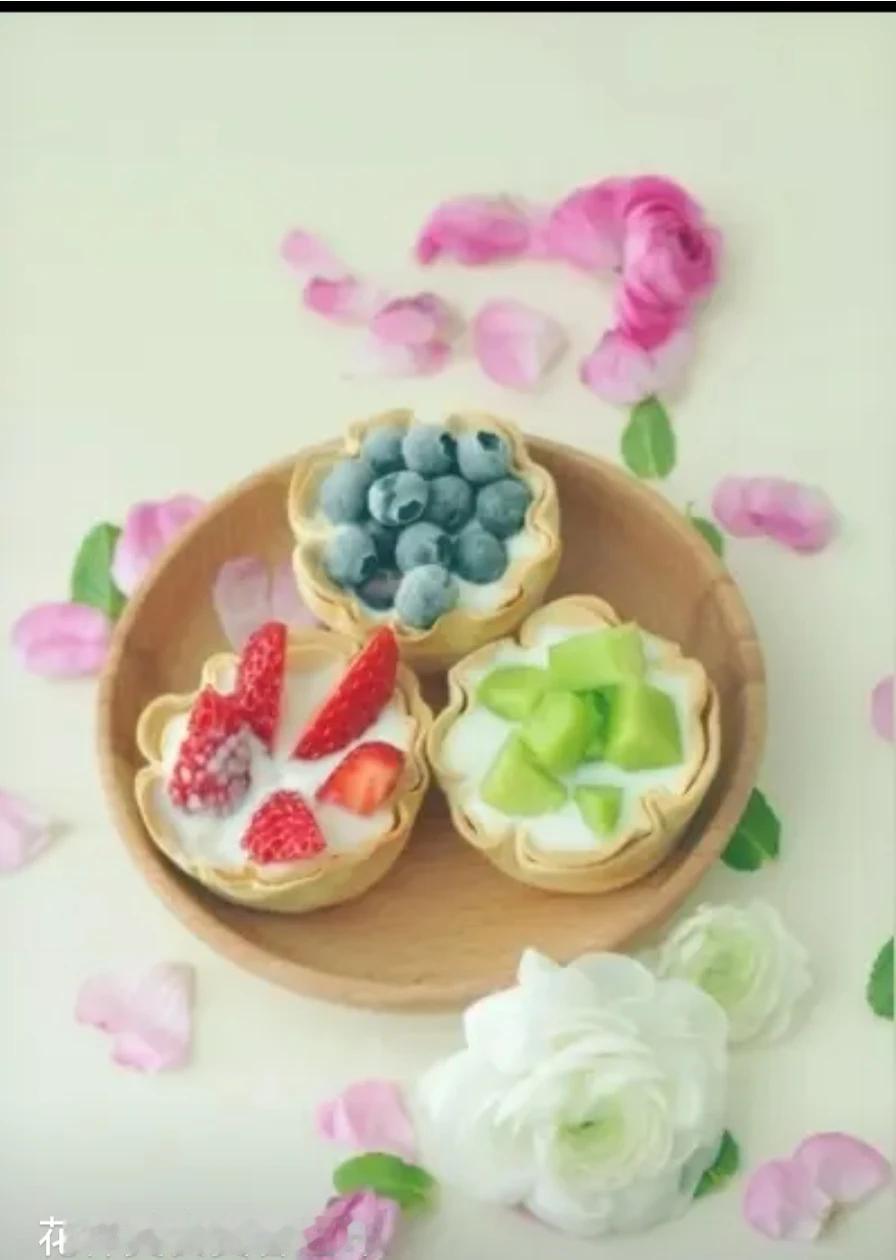 香椿拌豆腐清香扑鼻，青团软糯带着艾草香，一口下去全是春天的味道。不