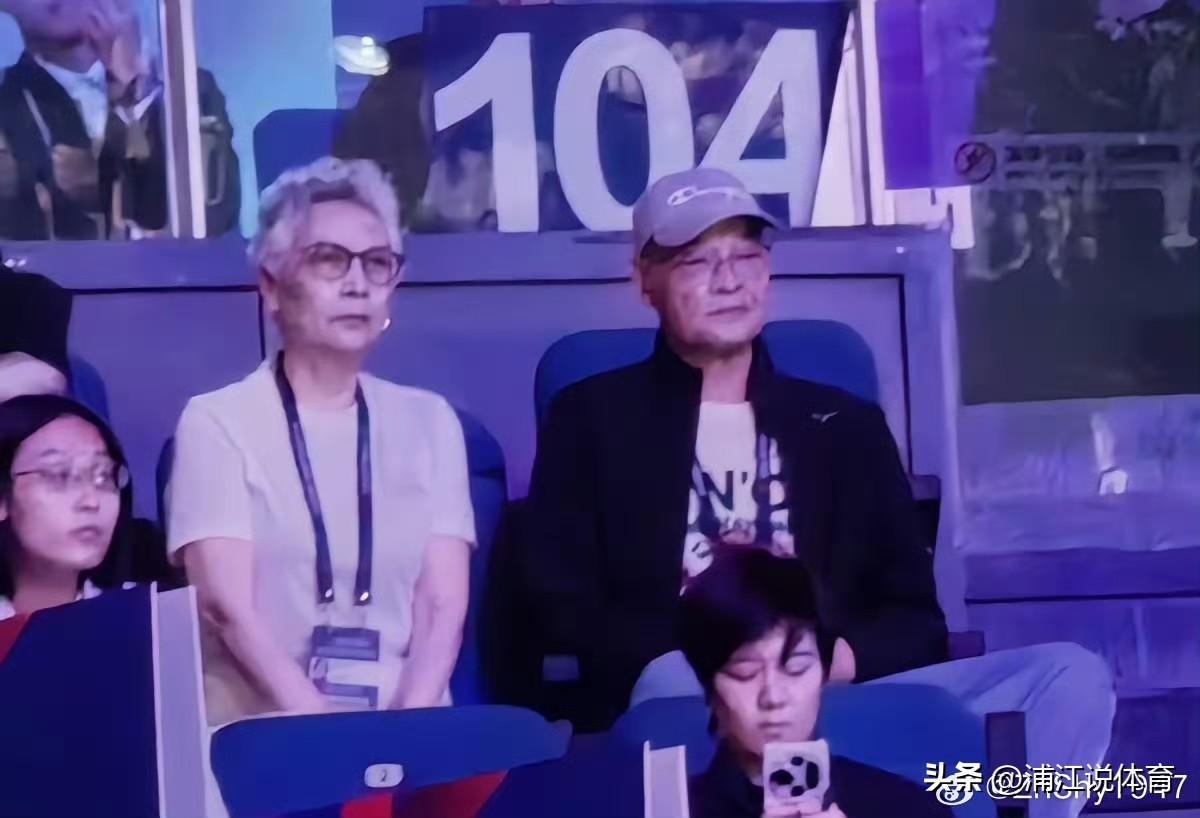 上海球迷爆料赖亚文在世联赛南京站比赛期间特地到看台位置问候沈富麟夫妇。沈富麟夫妇