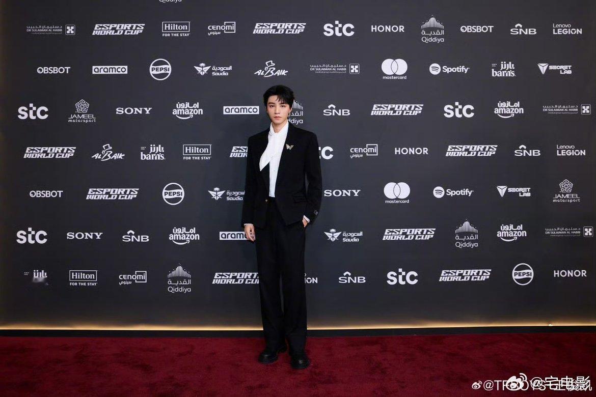 王俊凯多次回应粉丝 别再说王俊凯不鲜活了！看看他的粉丝回应，这才是真・宠粉达人 