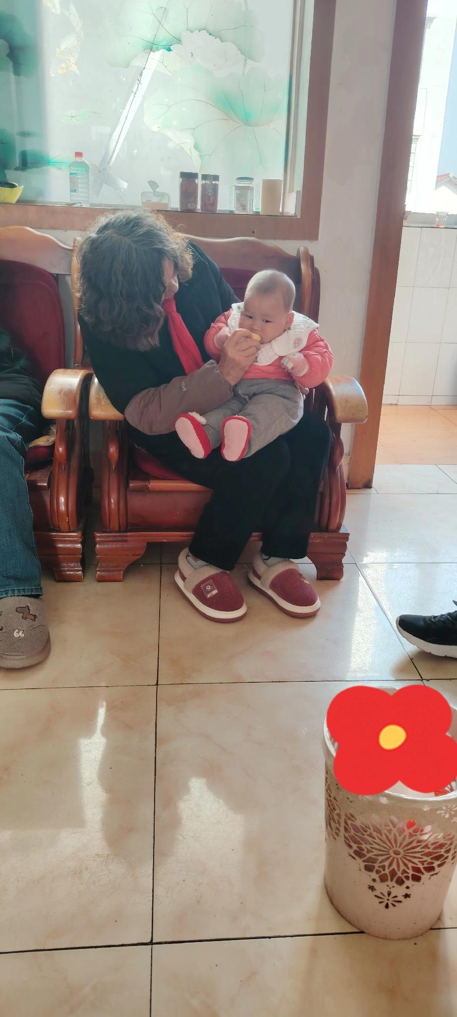 六六6个月没喝过水，你信吗？
我表弟38岁，得第一个孩子千金，稀罕的不得了。不相