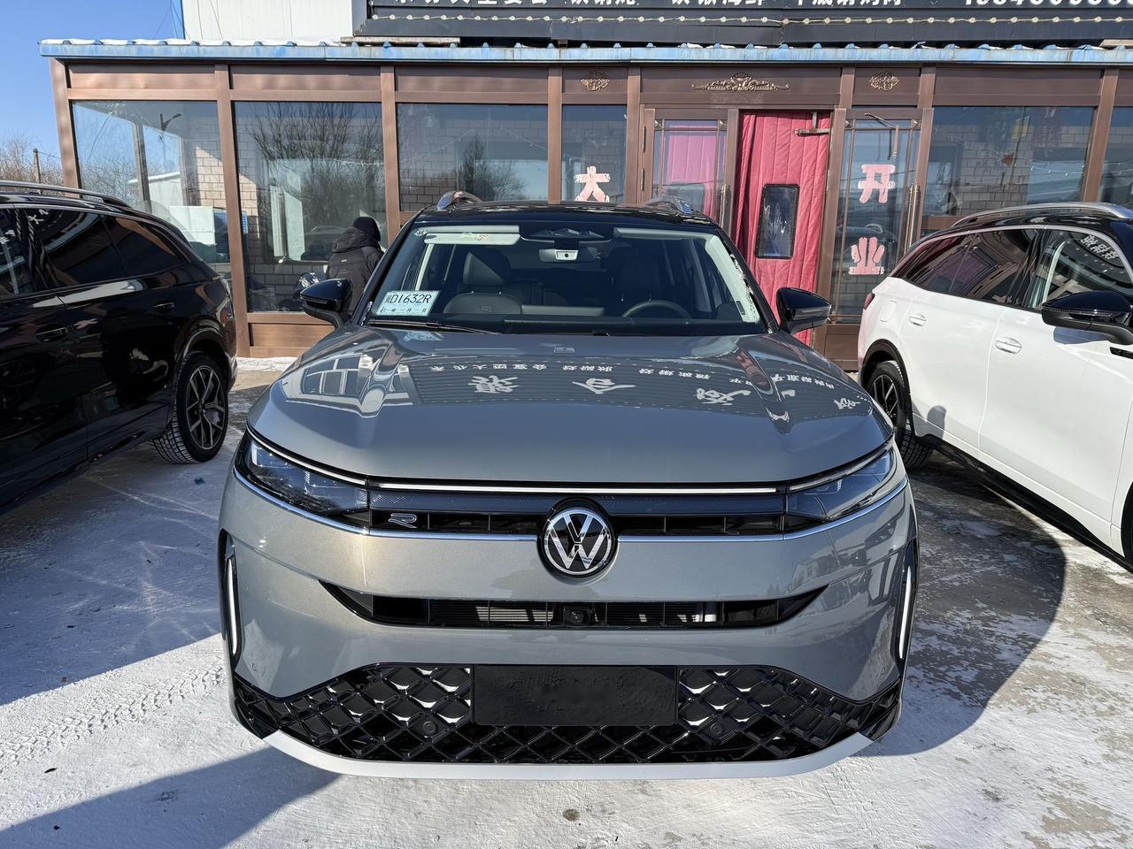 中大型SUV市场再迎硬核选手！新款大众揽巡实车曝光，科技感拉满
最近的中大型SU