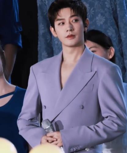 邓为五四晚会录制直拍 、邓为紫色西装很有韵味邓为的紫色西装太有味道！色调温柔，版