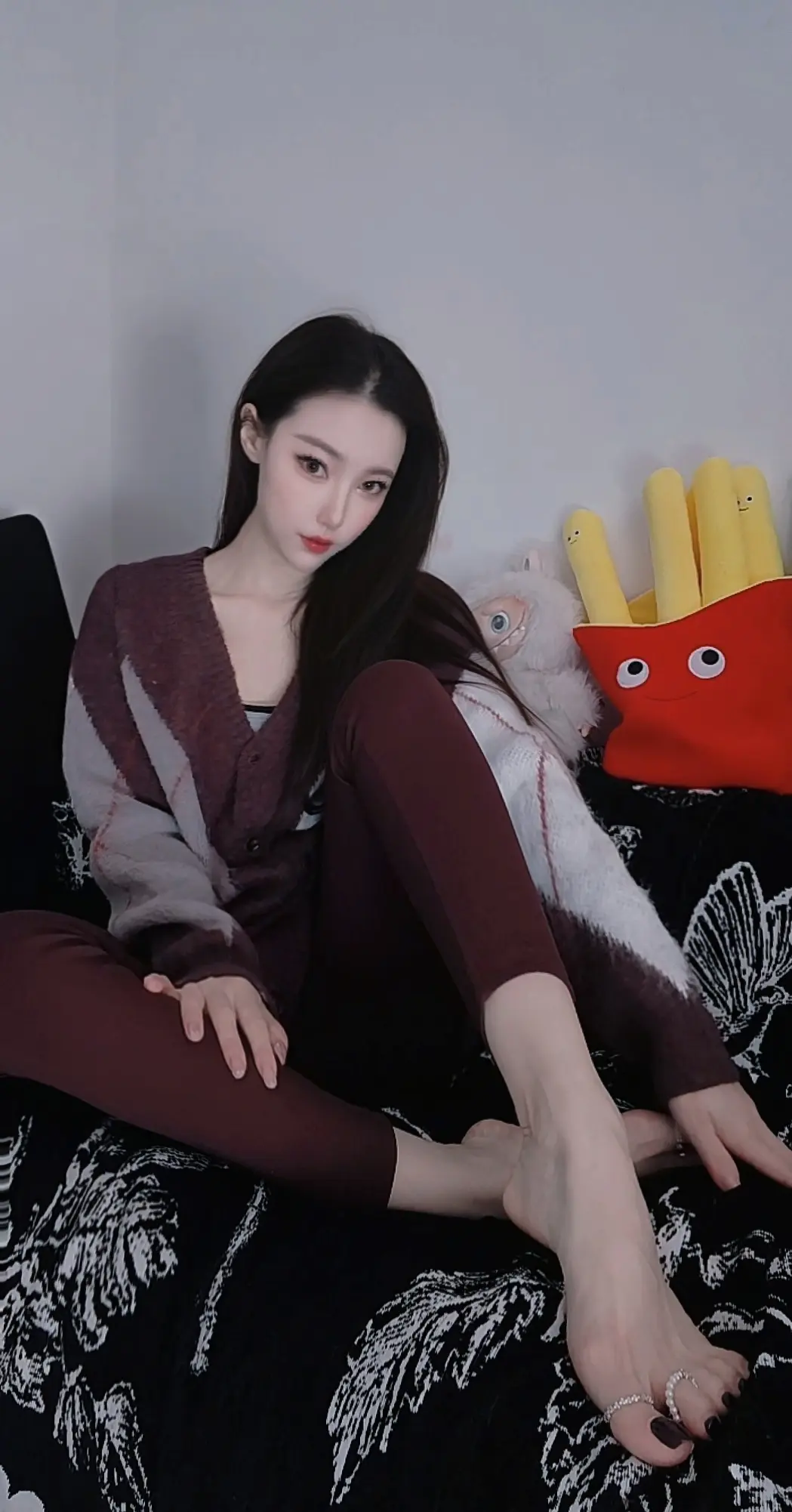 巧克力味🍫穿搭。毛绒绒软乎乎的针织外套，巧克力色瑜伽裤。 就很休闲舒适……