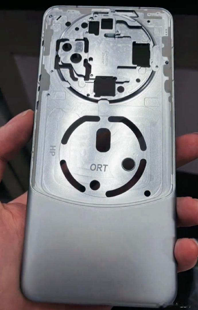 疑似华为Mate60模具曝光，依旧是圆环设计，不过底部有亮点，采用了拼接设计，似