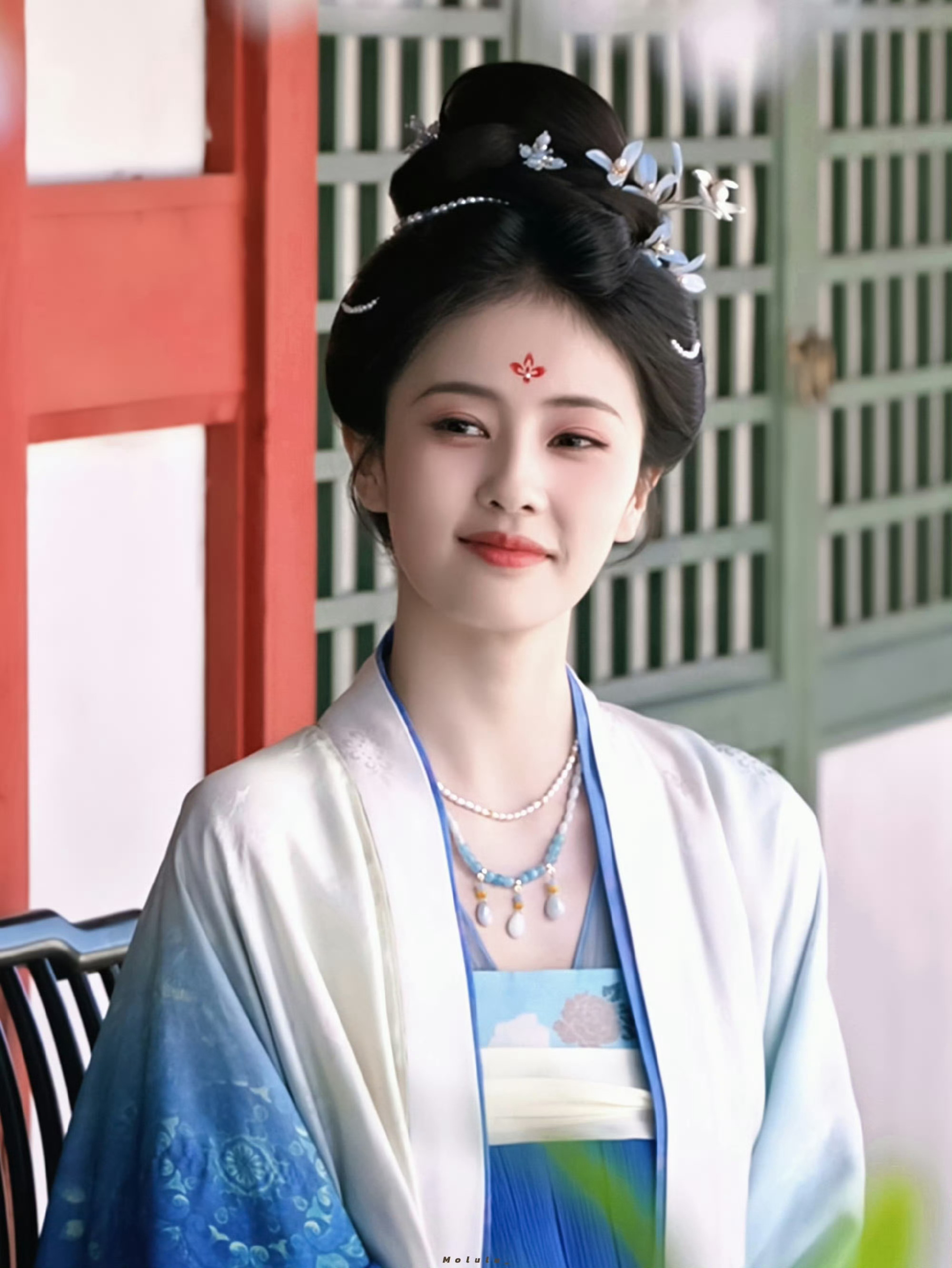 白鹿  “聆听枫叶的旋律，盛放在这个季节的海棠花似繁星璀璨。”💗💝白鹿莫离 