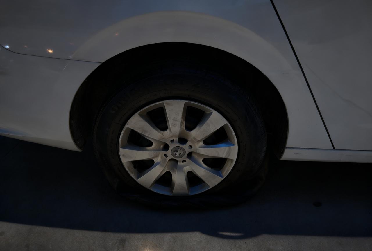 我恨死烤串的竹签子了[发怒]
去年扎了我的脚[打脸]
今年又扎了我的车脚[大哭]