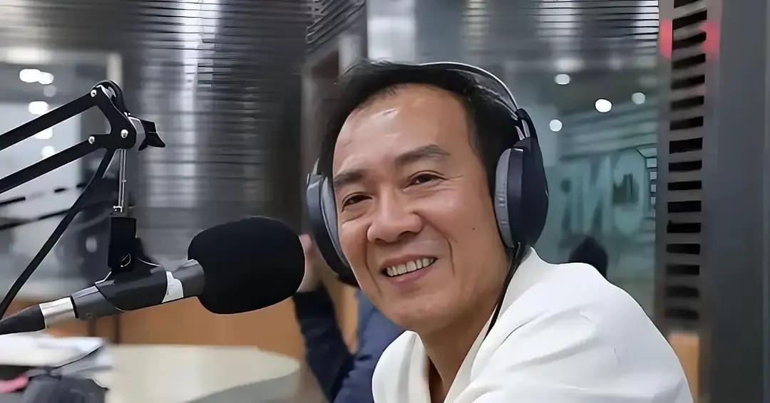 戴志诚被拍到和现任妻子杨蕾一起逛超市。

两人推着购物车，挑菜挑水果，和普通夫妻