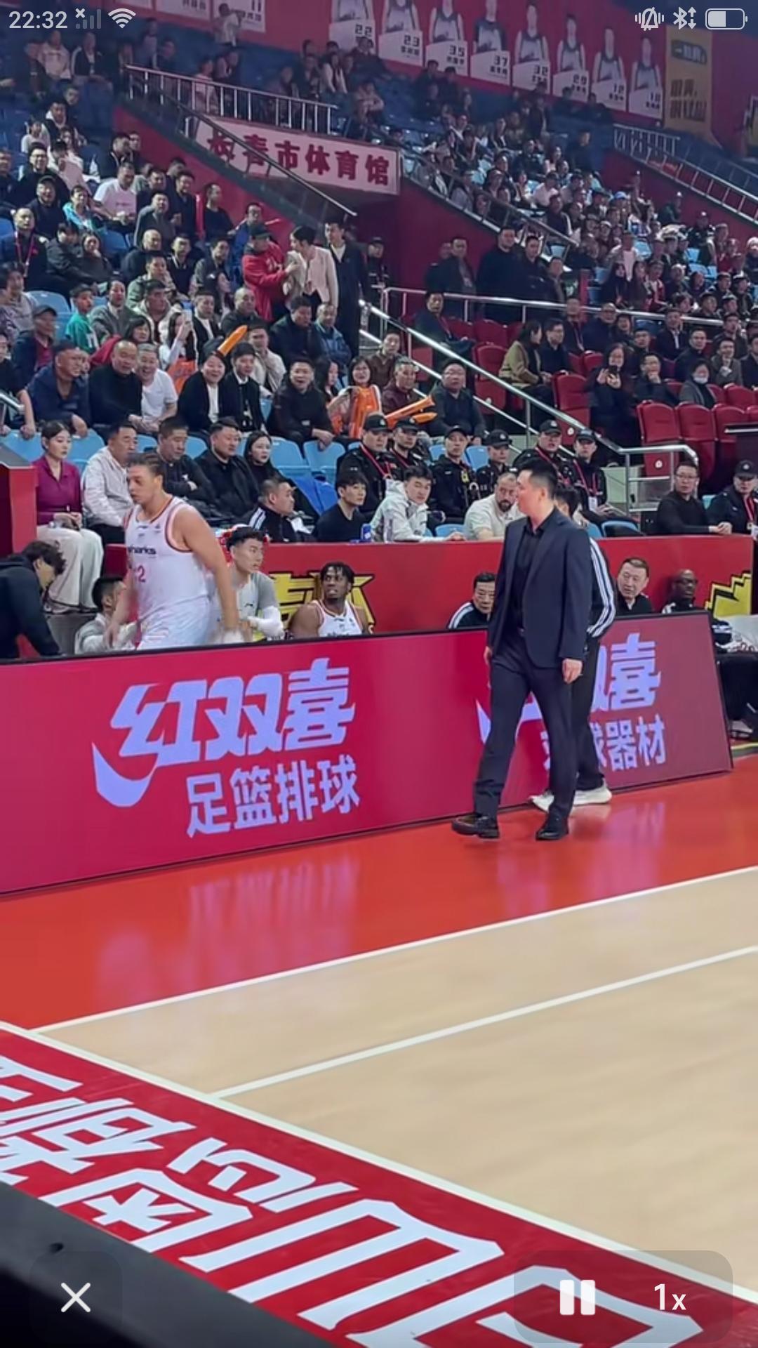 昨晚上海久事在〔长春市体育馆〕客场挑战长白山恩都里，双方首节打得非常激烈。在第一