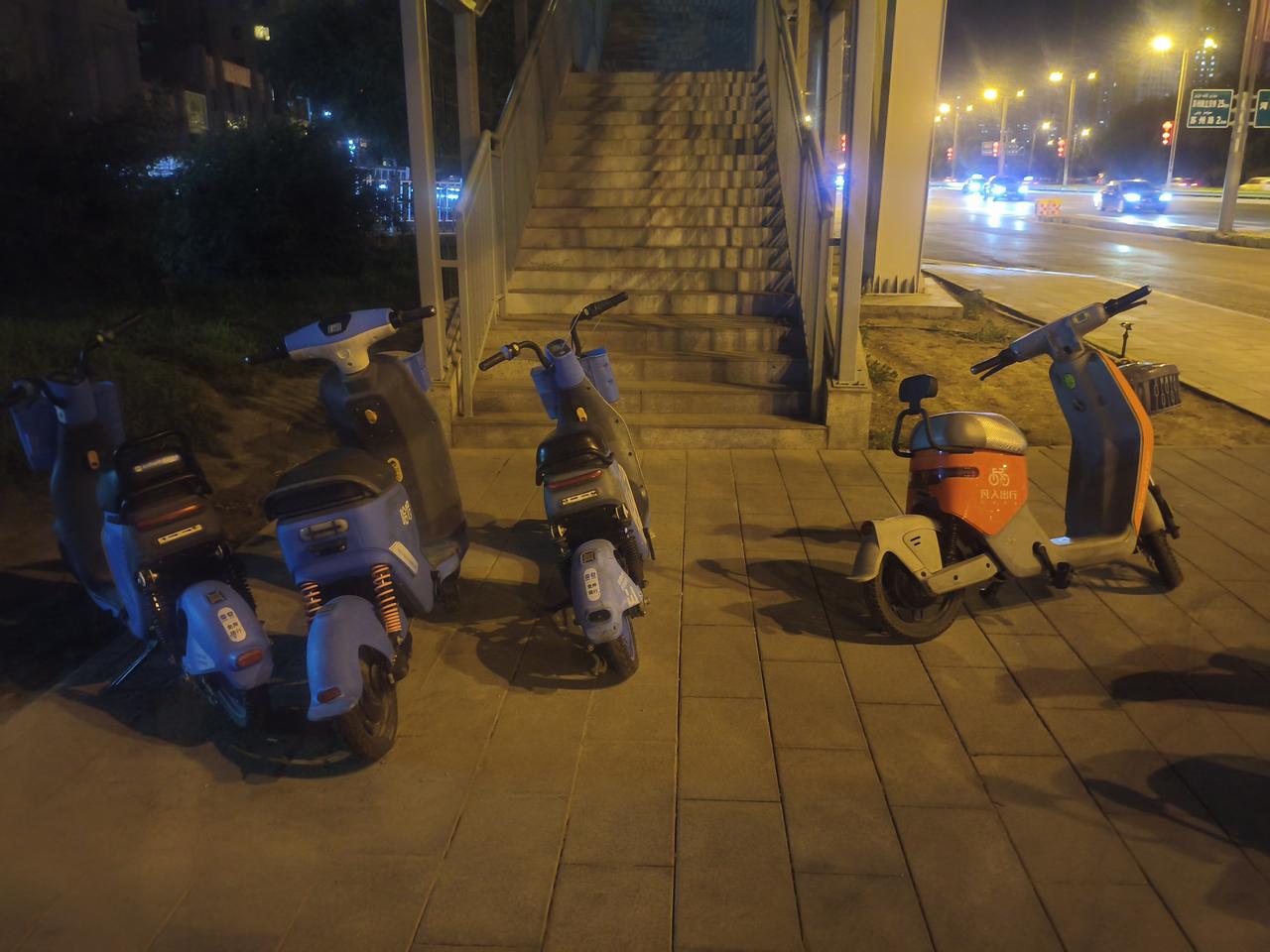 乌鲁木齐河滩路古树小镇门口人行过街天桥入口，每天大量电驴车随意停放在天桥出入口，