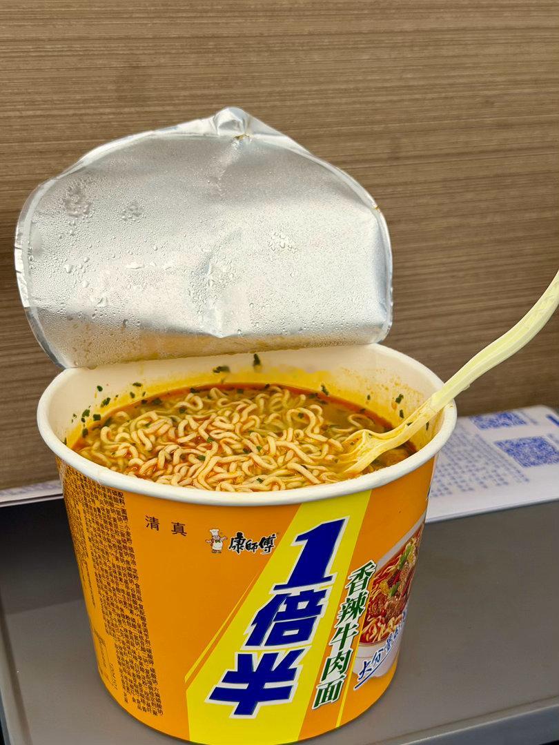 车上的泡面格外香啊只是今天没买火腿肠 鸡蛋 不然完美了