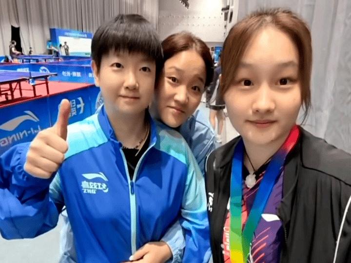 一张合影，热过奖牌。
全锦赛刚收官时，孙铭阳晒出和孙颖莎、李雅可的合照，再聚一次