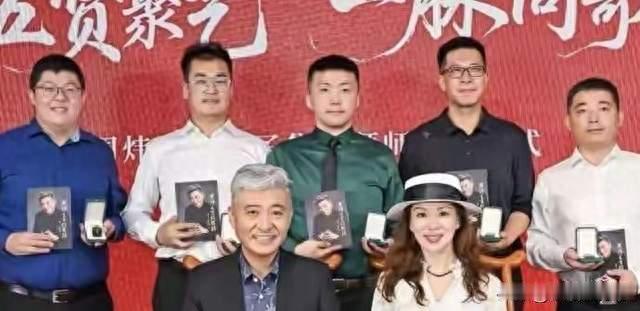 排面拉满！周炜天津收5个徒弟，姜昆携夫人亲临现场