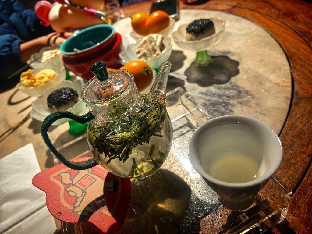 288一位×2，在女王的座位上喝个茶，看看豫园灯会的灯前两天英国首相的桌子还没来