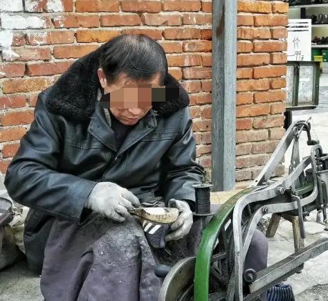 世事无常！近期山东平度，男子修腰带起纠纷执意维权，谁料争执过后意外骤生，家属反手