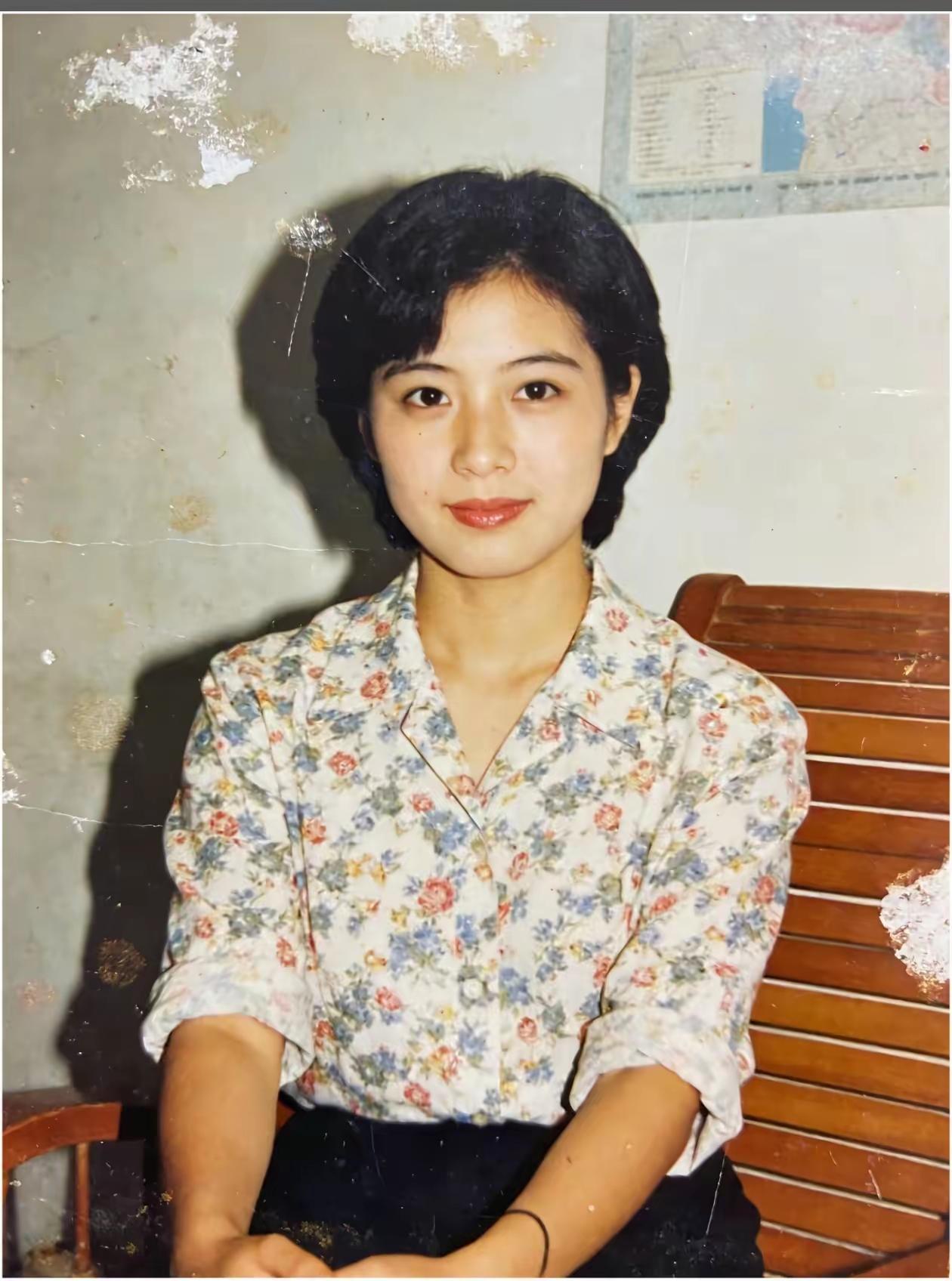 不施粉黛真，
时代俏佳人。
靓丽尘不染，
纯洁绕自身。