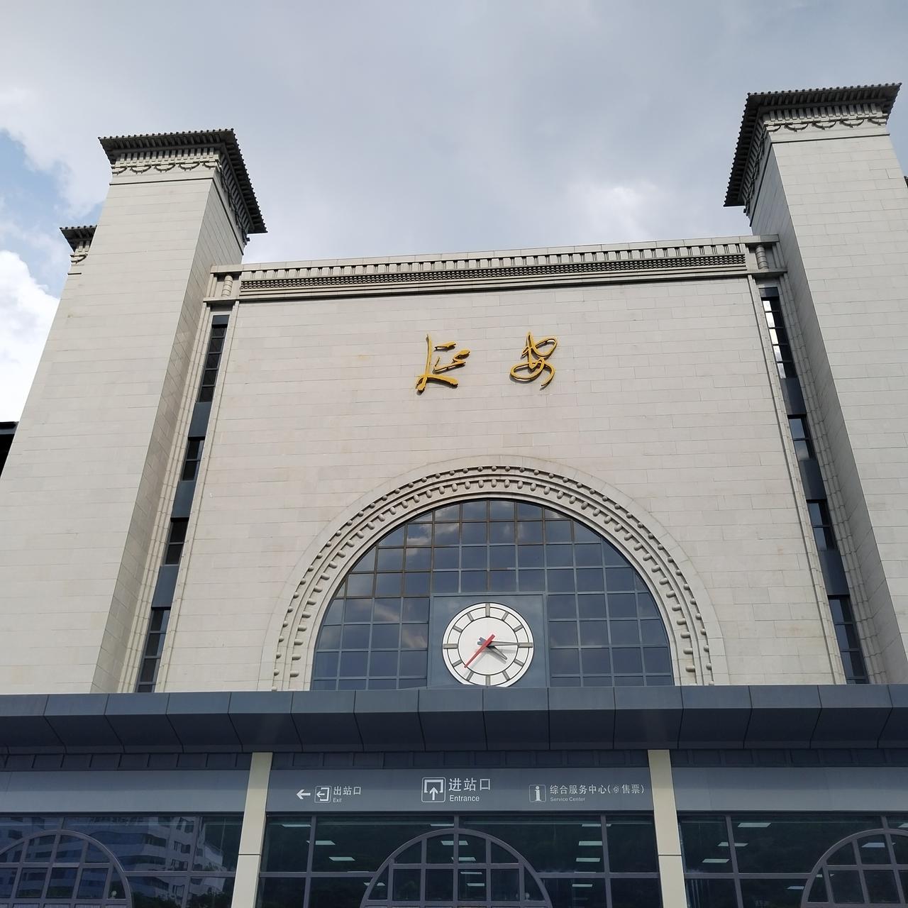 几回回梦里回延安，
双手搂定宝塔山，
千声万声呼唤您，
母亲延安就在这里！

终