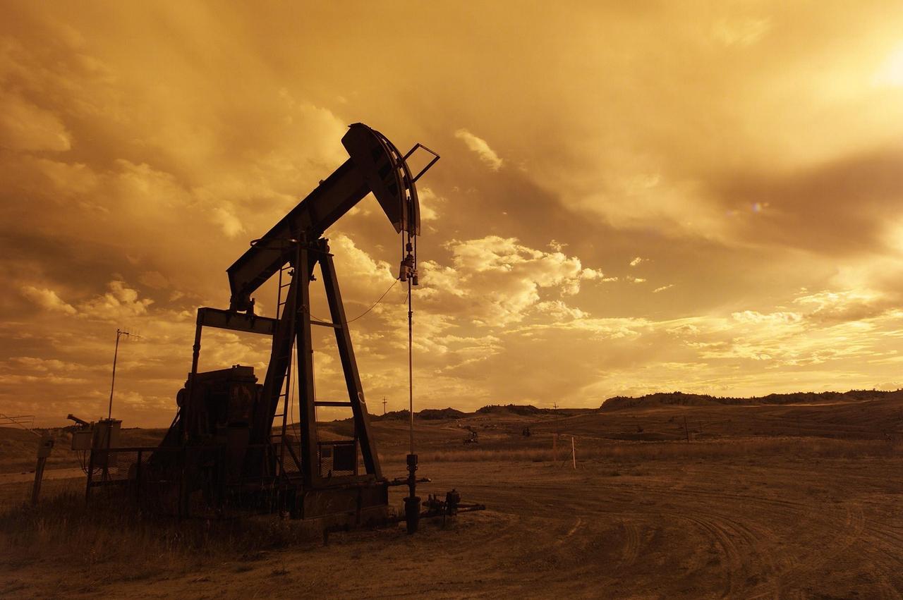多个 OPEC+ 国家开始减产石油，预计减产 116 万桶/天。
全球的经济衰退