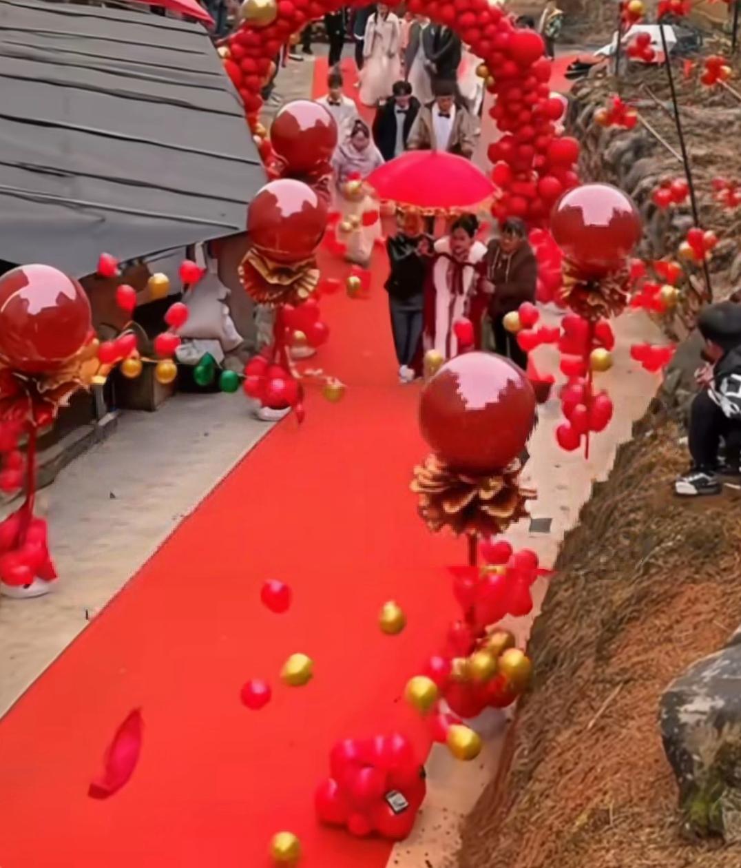 海南一女子收22万彩礼后，扔掉结婚证，拉黑丈夫，将彩礼挥霍的只剩2万元。女子面对