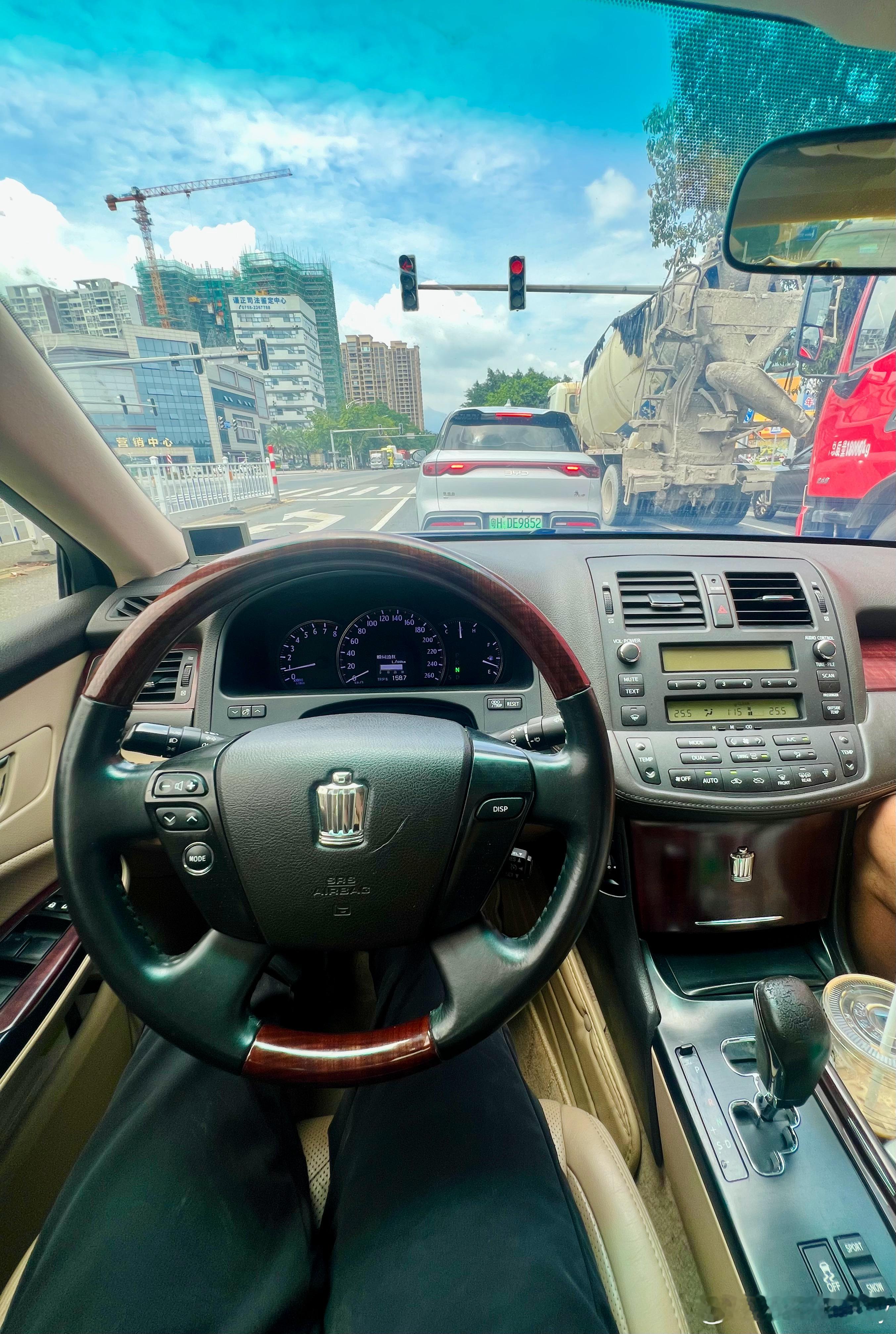 皇冠换上带桃木的方向盘，观感真的提升很多。 肇庆