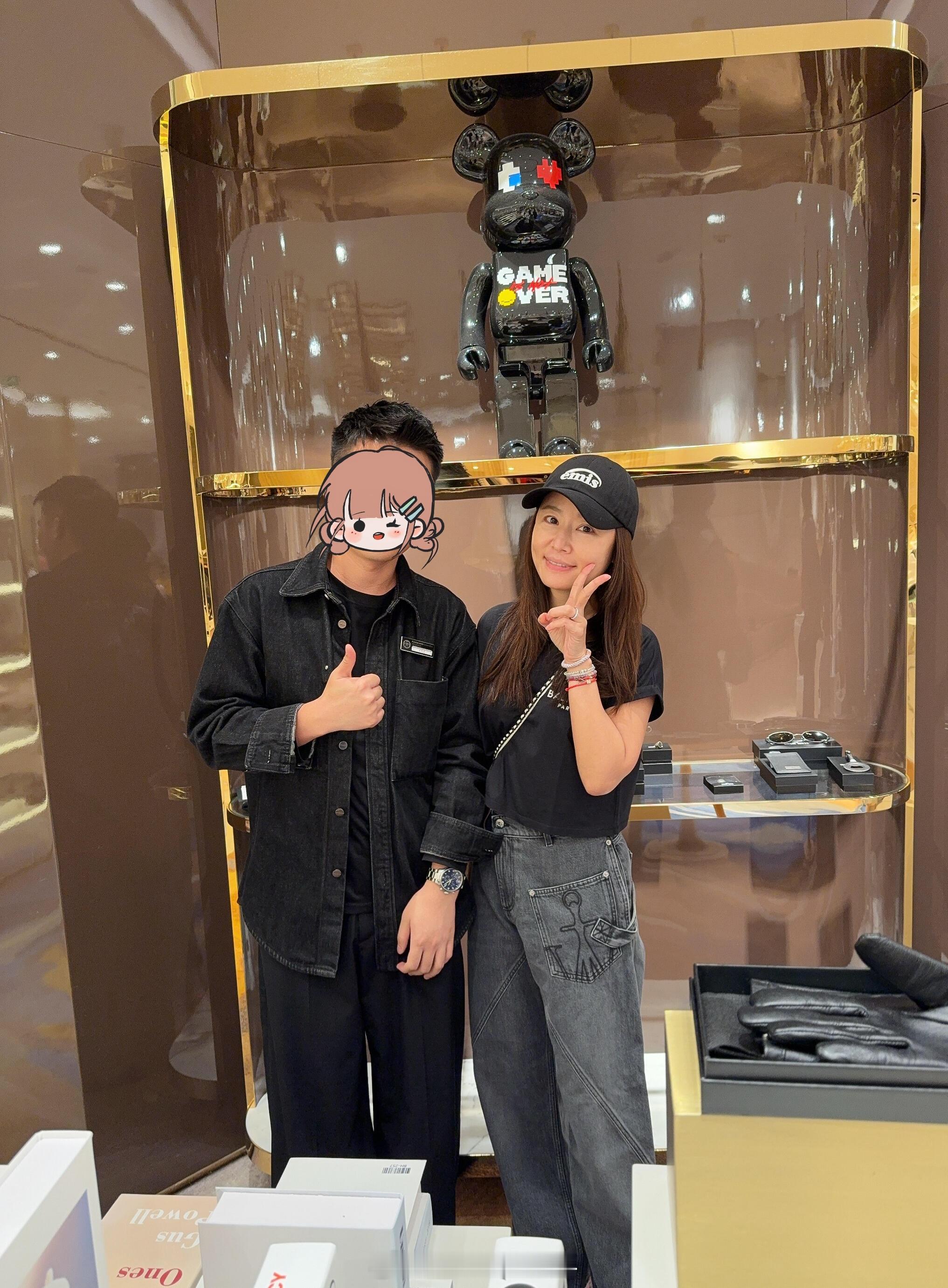 澳门偶遇林心如林心如与路人比耶合照 林心如与路人合照，人真好！ ​​​