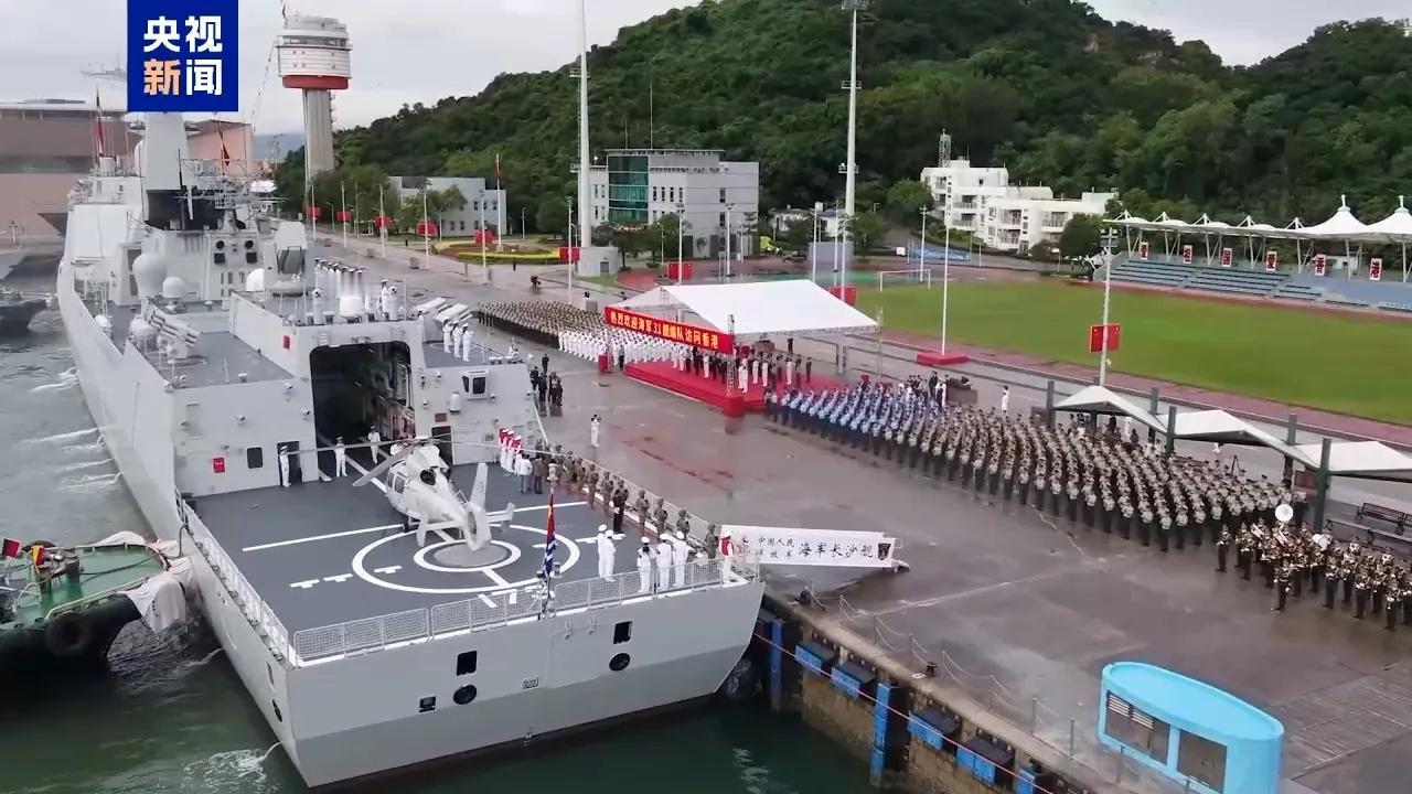 两代同堂的歼15和歼15T照片， 网友发现端倪？

山东舰航母编队携两代J15访