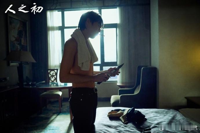 张若昀演技看《人之初》才懂什么叫演技封神！身世揭露时眼底的崩溃，雨夜哭到青筋暴起