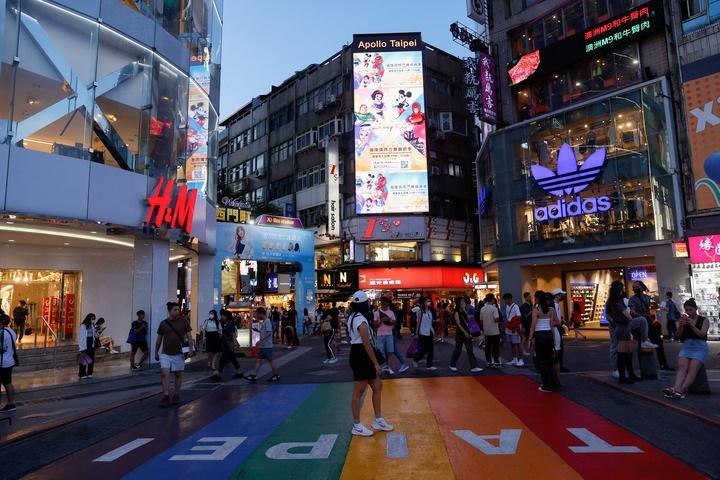 明明岗位空一大片急着招人，嘴上却喊着本地人优先！对外来务工者处处设防不给身份，