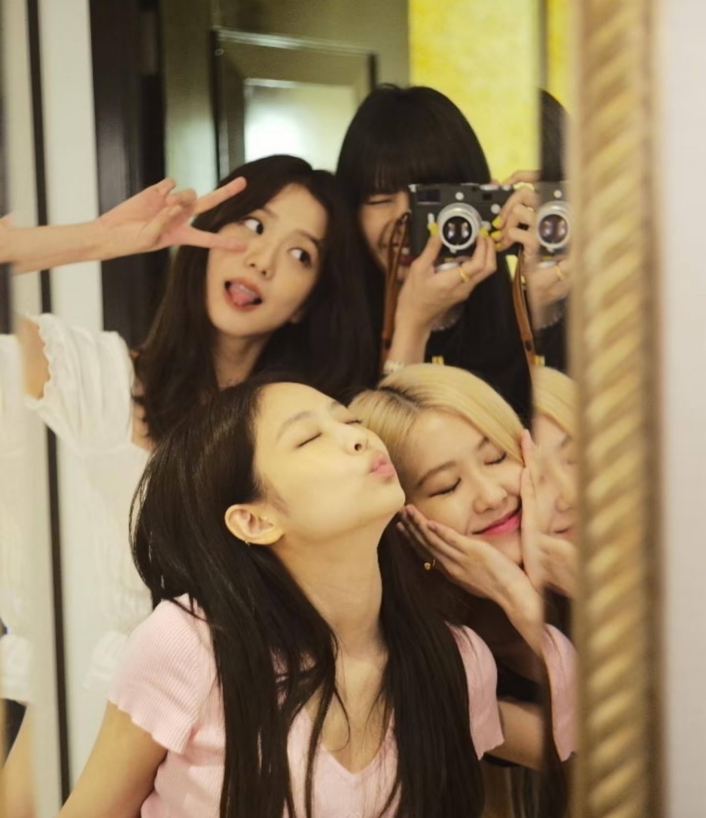 ​​​BLACKPINK四人合体了  【BLACKPINK】回头看 不曾走远 ​