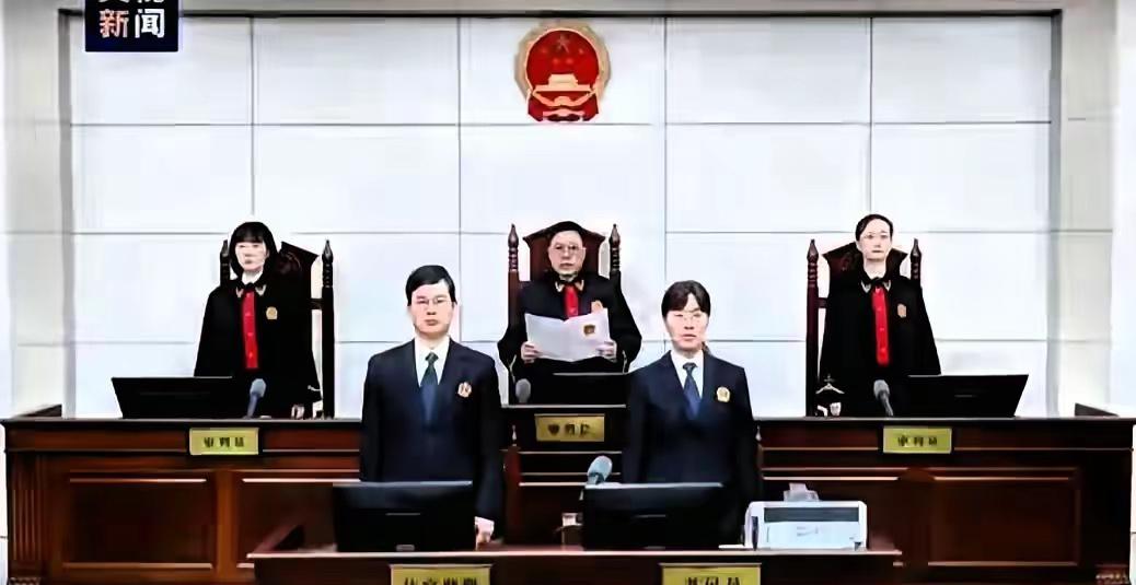 贵州贵阳，男子与妻子、妻子闺蜜吃夜宵时，看到原本去上厕所的妻子正在不远处被人围殴